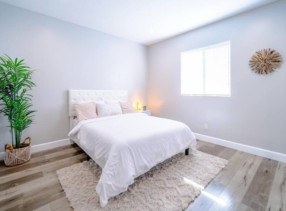 Central 4BD Townhome Sleeps 10 Near USC/DTLA/Expo