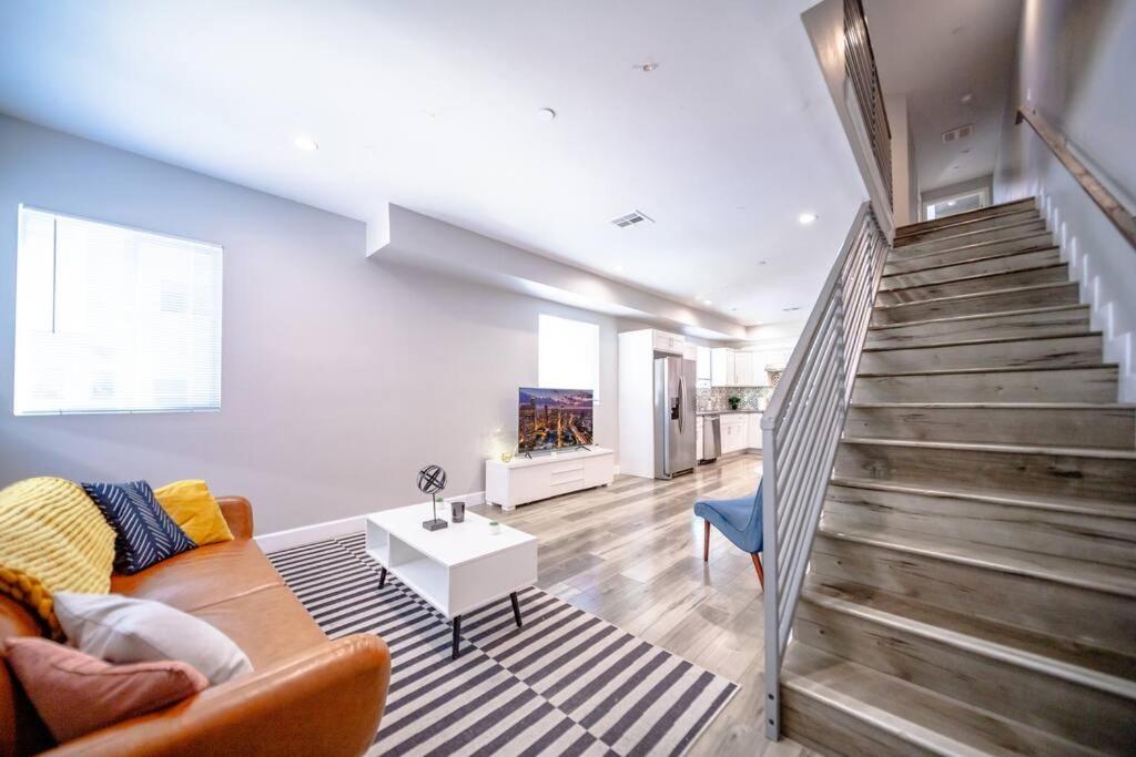 Central 4BD Townhome Sleeps 10 Near USC/DTLA/Expo