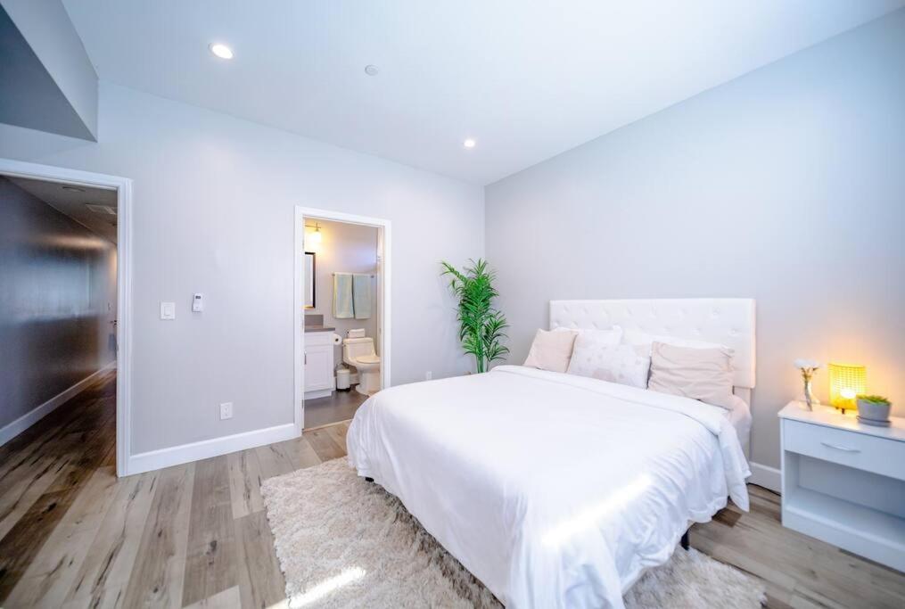 Central 4BD Townhome Sleeps 10 Near USC/DTLA/Expo