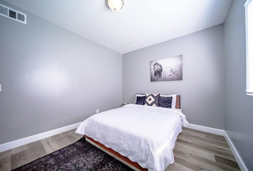 Central 4BD Townhome Sleeps 10 Near USC/DTLA/Expo
