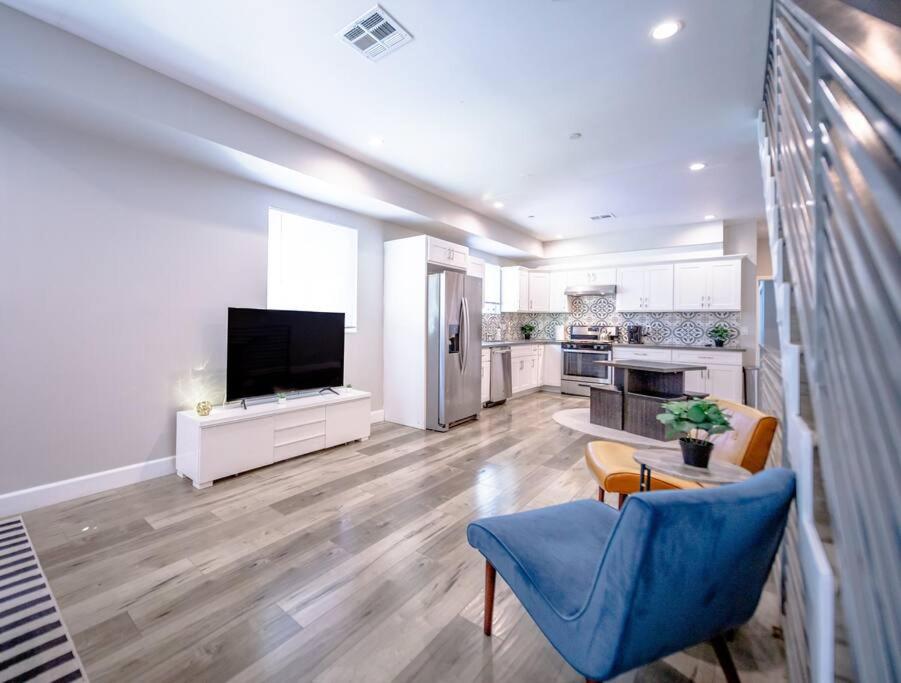 Central 4BD Townhome Sleeps 10 Near USC/DTLA/Expo
