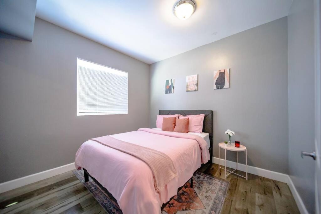 Central 4BD Townhome Sleeps 10 Near USC/DTLA/Expo