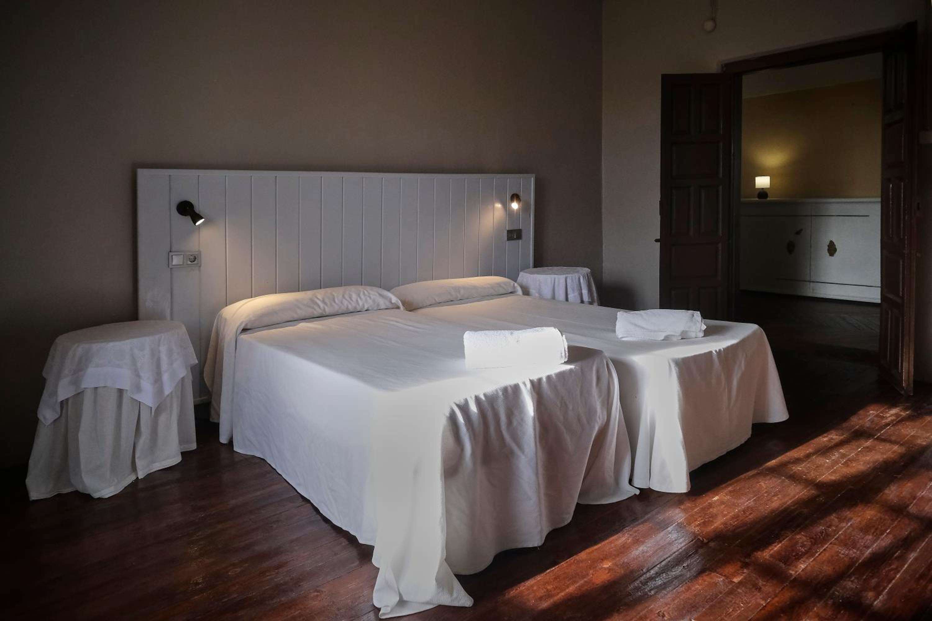 CASA RURAL PALACIO CONDE DE ALDANA con piscina entre encinares y dehesas
