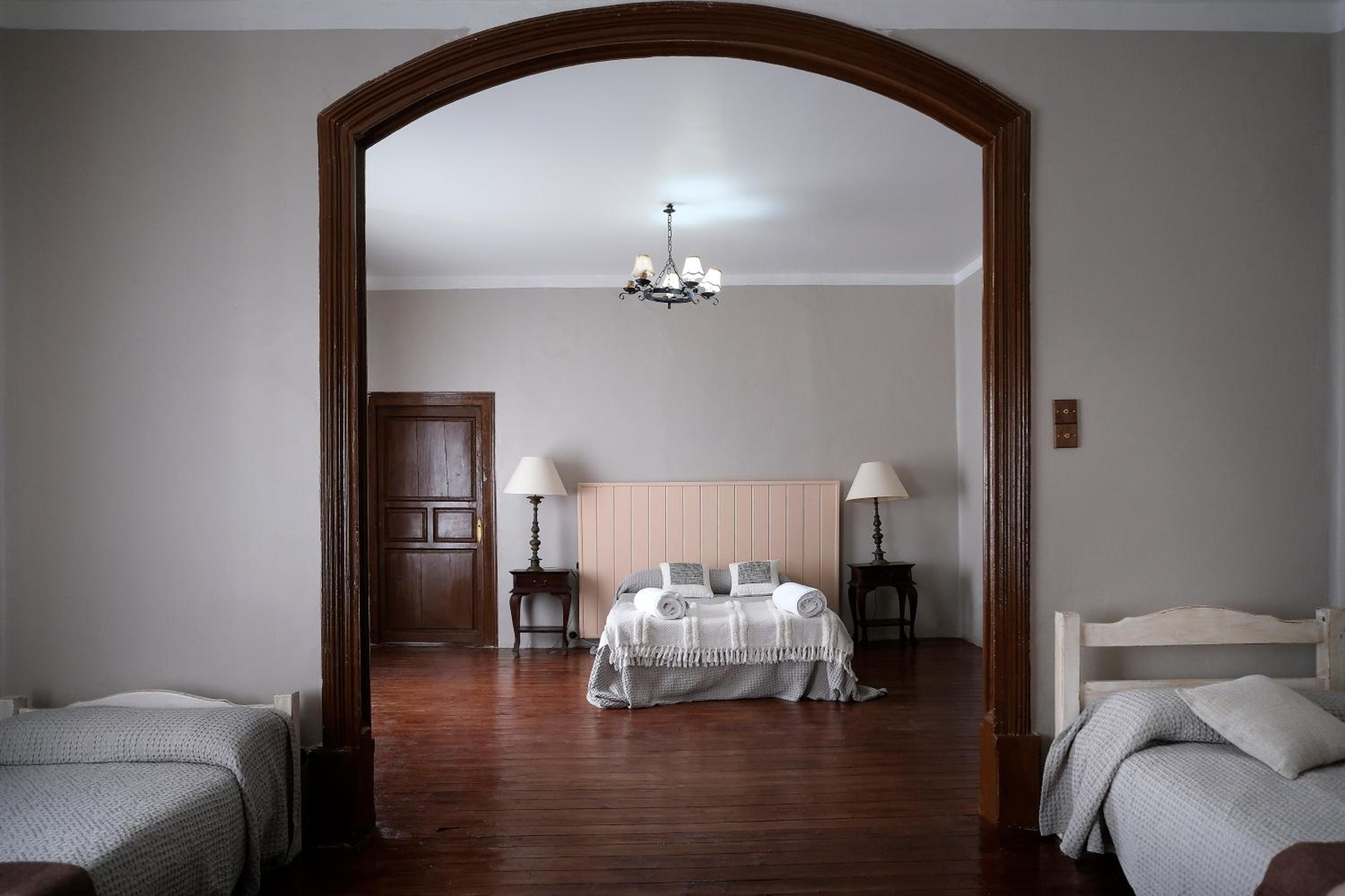 CASA RURAL PALACIO CONDE DE ALDANA con piscina entre encinares y dehesas