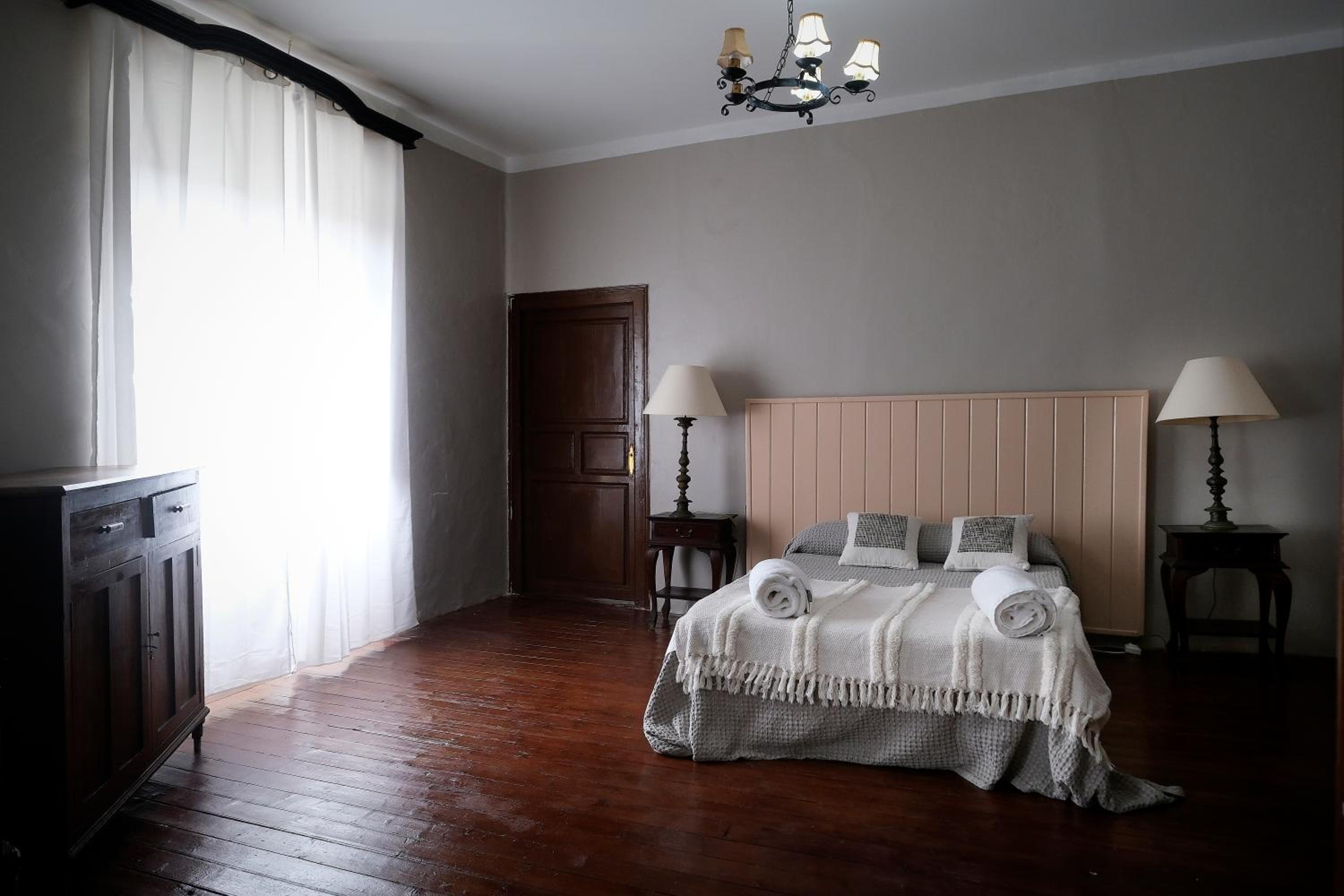 CASA RURAL PALACIO CONDE DE ALDANA con piscina entre encinares y dehesas