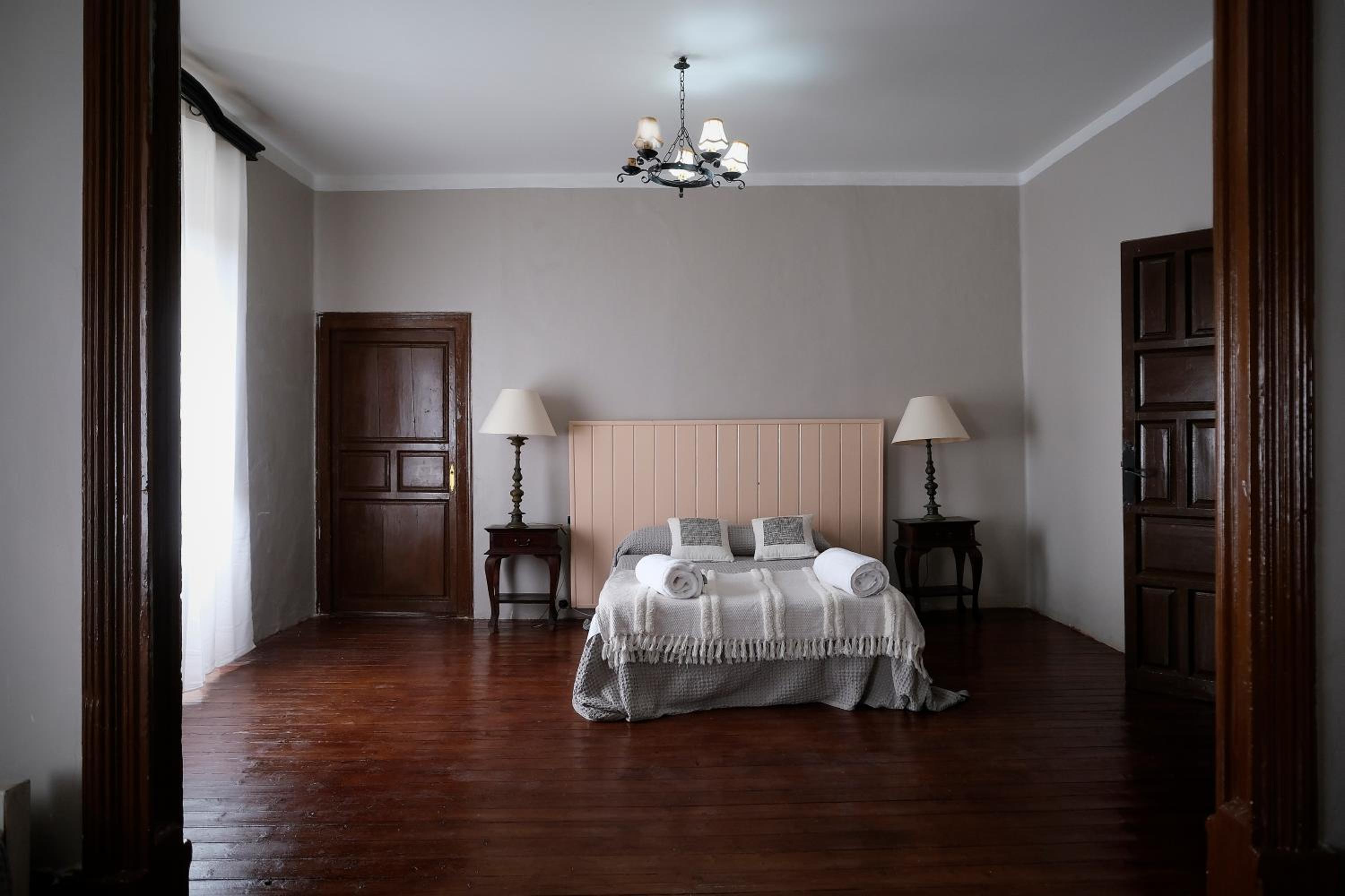CASA RURAL PALACIO CONDE DE ALDANA con piscina entre encinares y dehesas