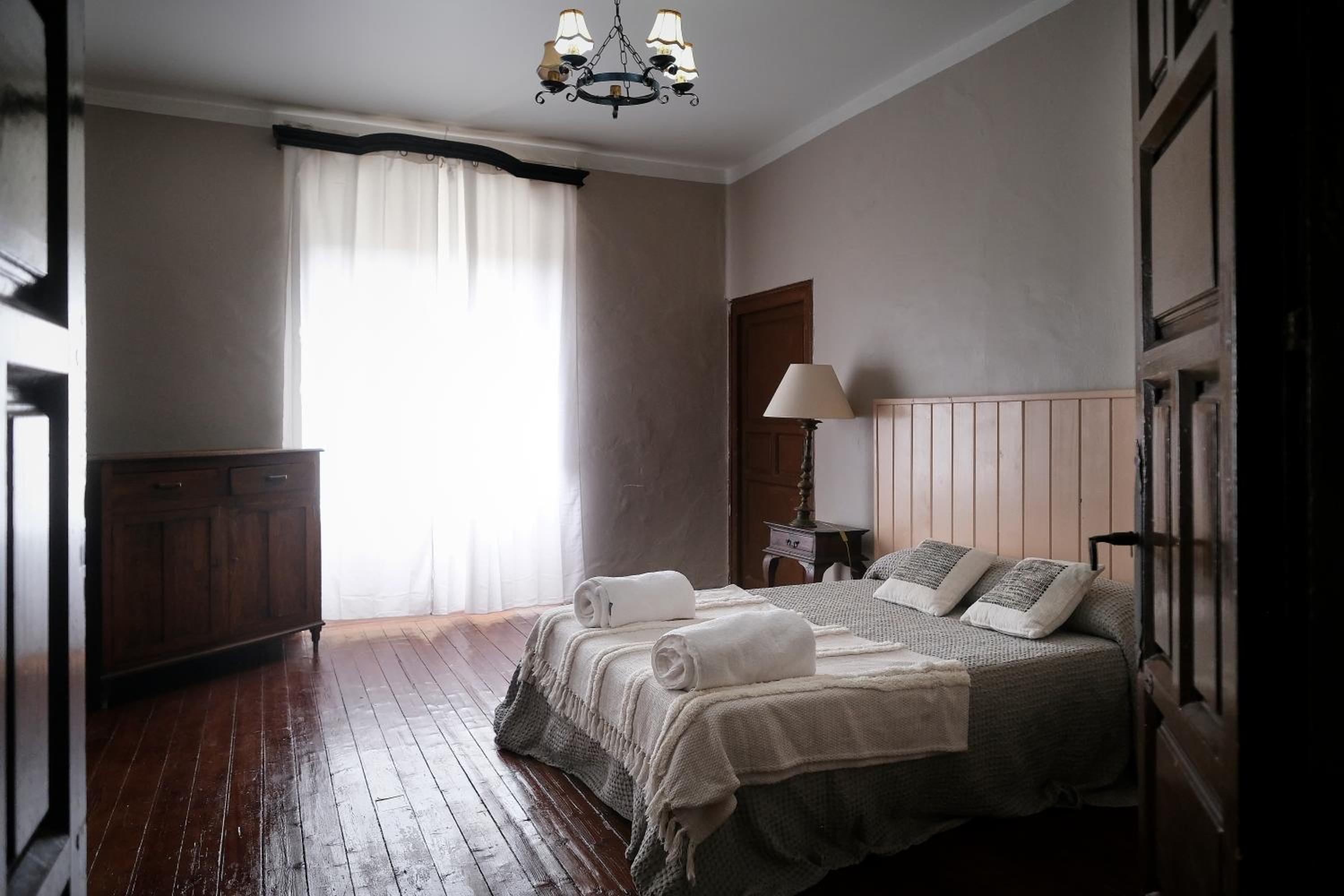 CASA RURAL PALACIO CONDE DE ALDANA con piscina entre encinares y dehesas
