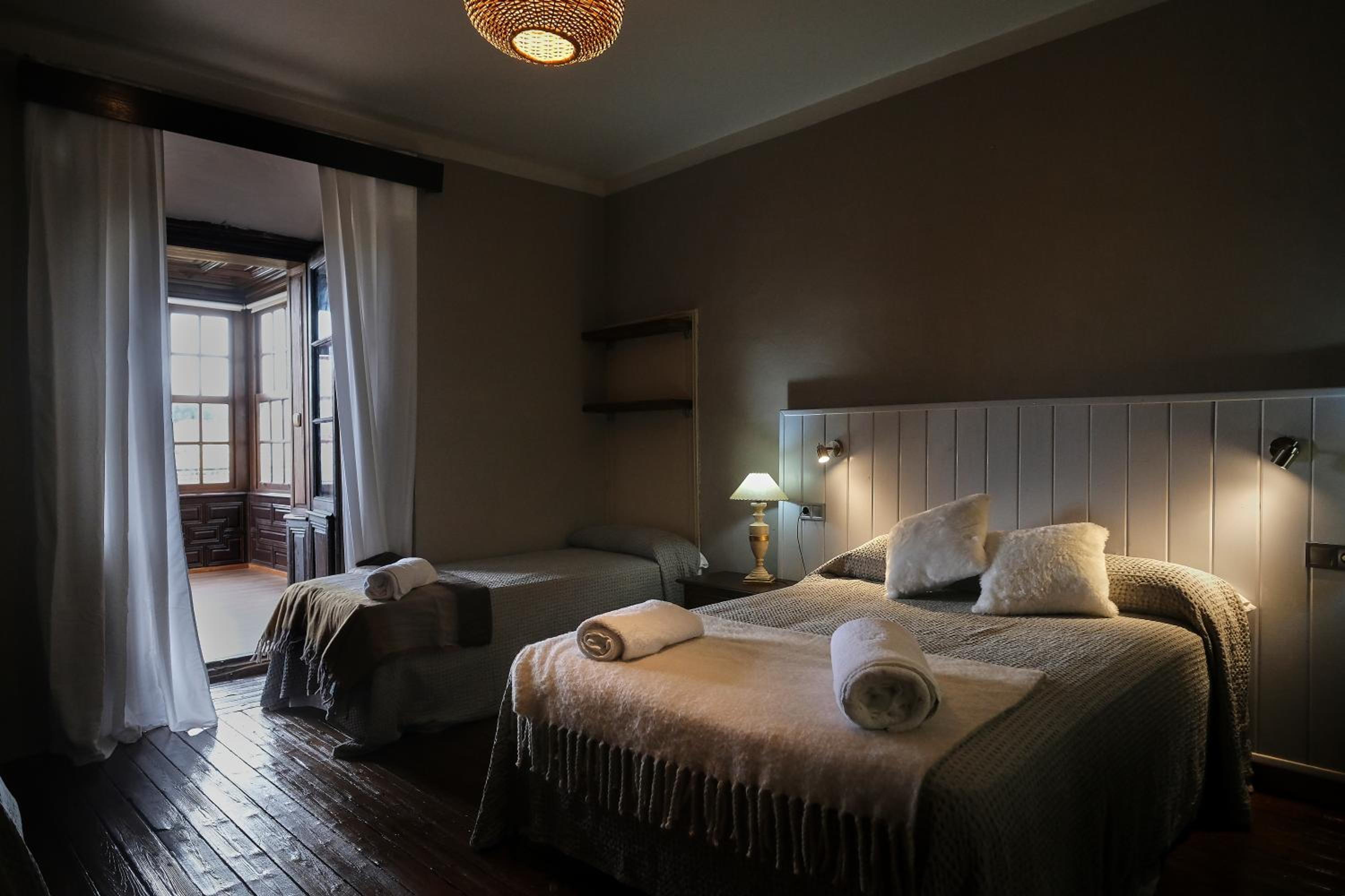 CASA RURAL PALACIO CONDE DE ALDANA con piscina entre encinares y dehesas