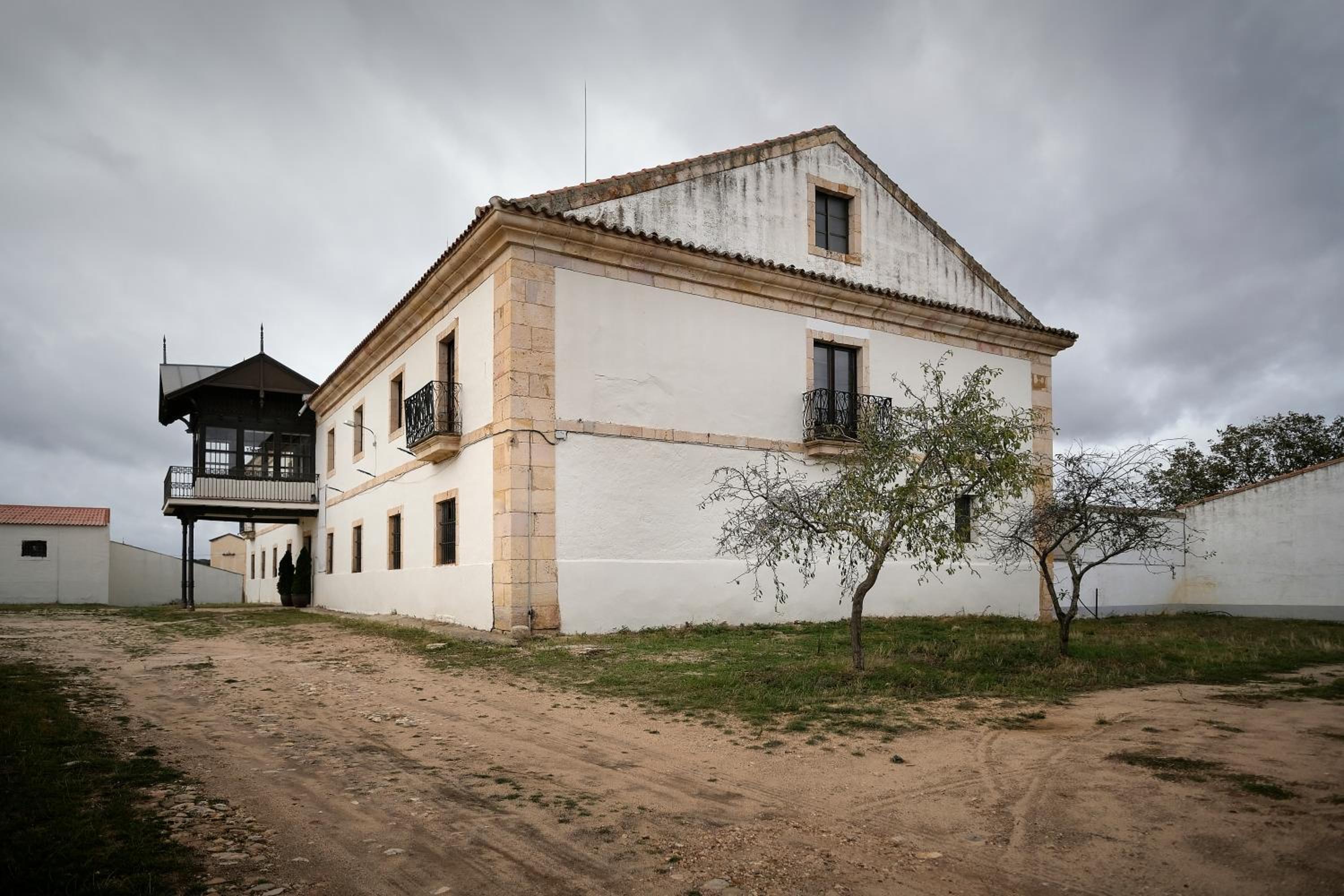 CASA RURAL PALACIO CONDE DE ALDANA con piscina entre encinares y dehesas