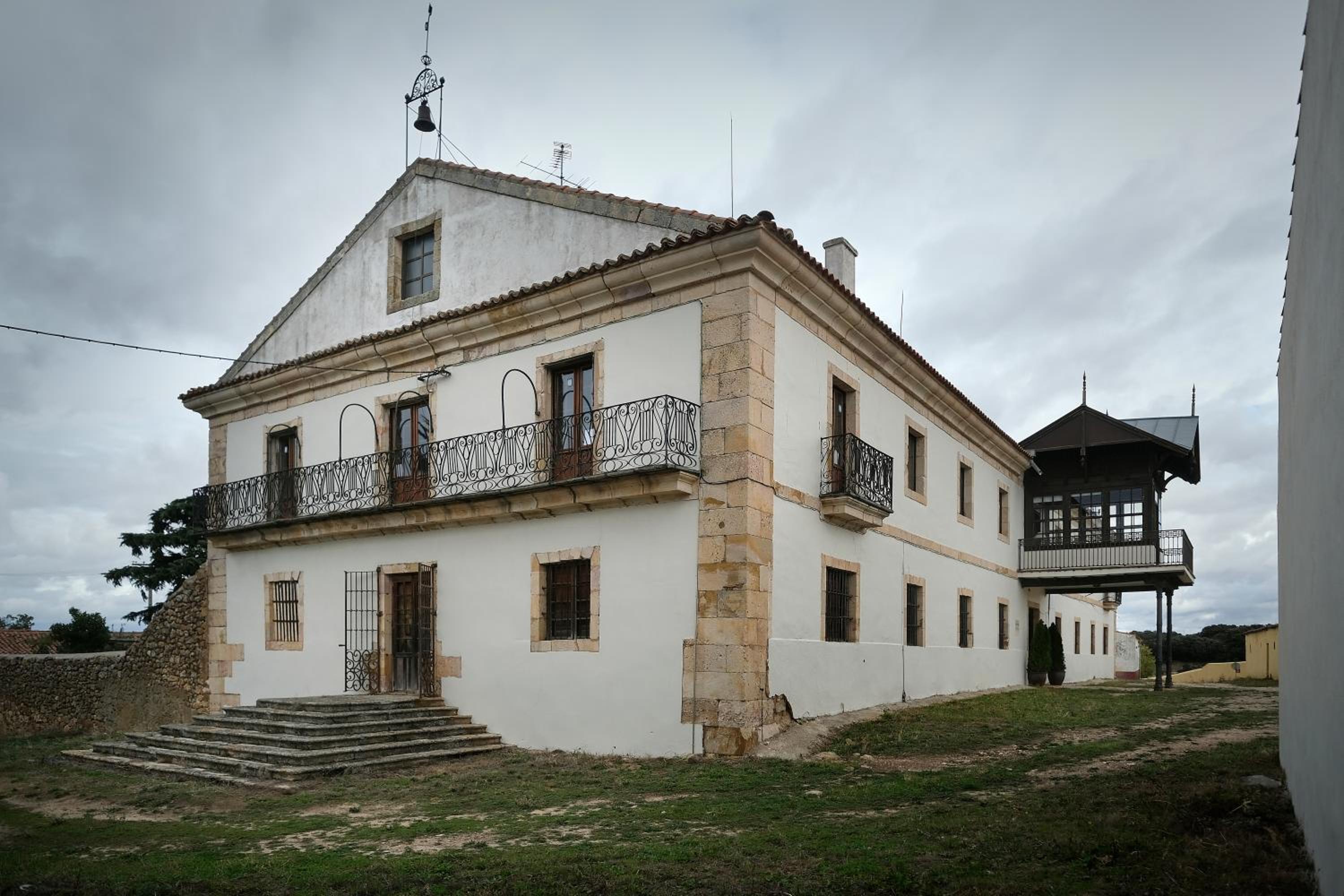 CASA RURAL PALACIO CONDE DE ALDANA con piscina entre encinares y dehesas