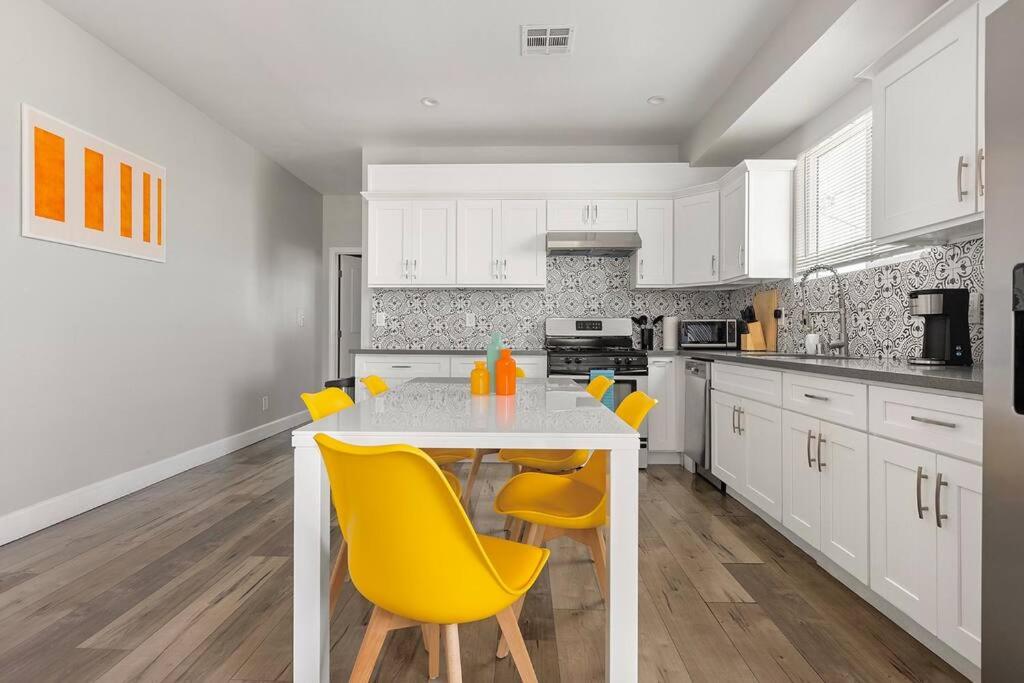 Fun Mid-City New Home Sleeps 10 Near USC/DTLA/Expo