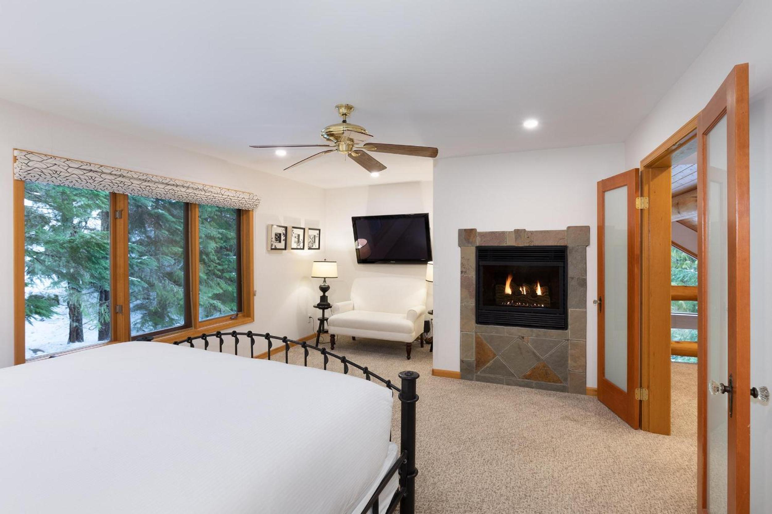 Falcon's Nest | Classic Log Home w/ Village Parking, Hot Tub, & Fireplace