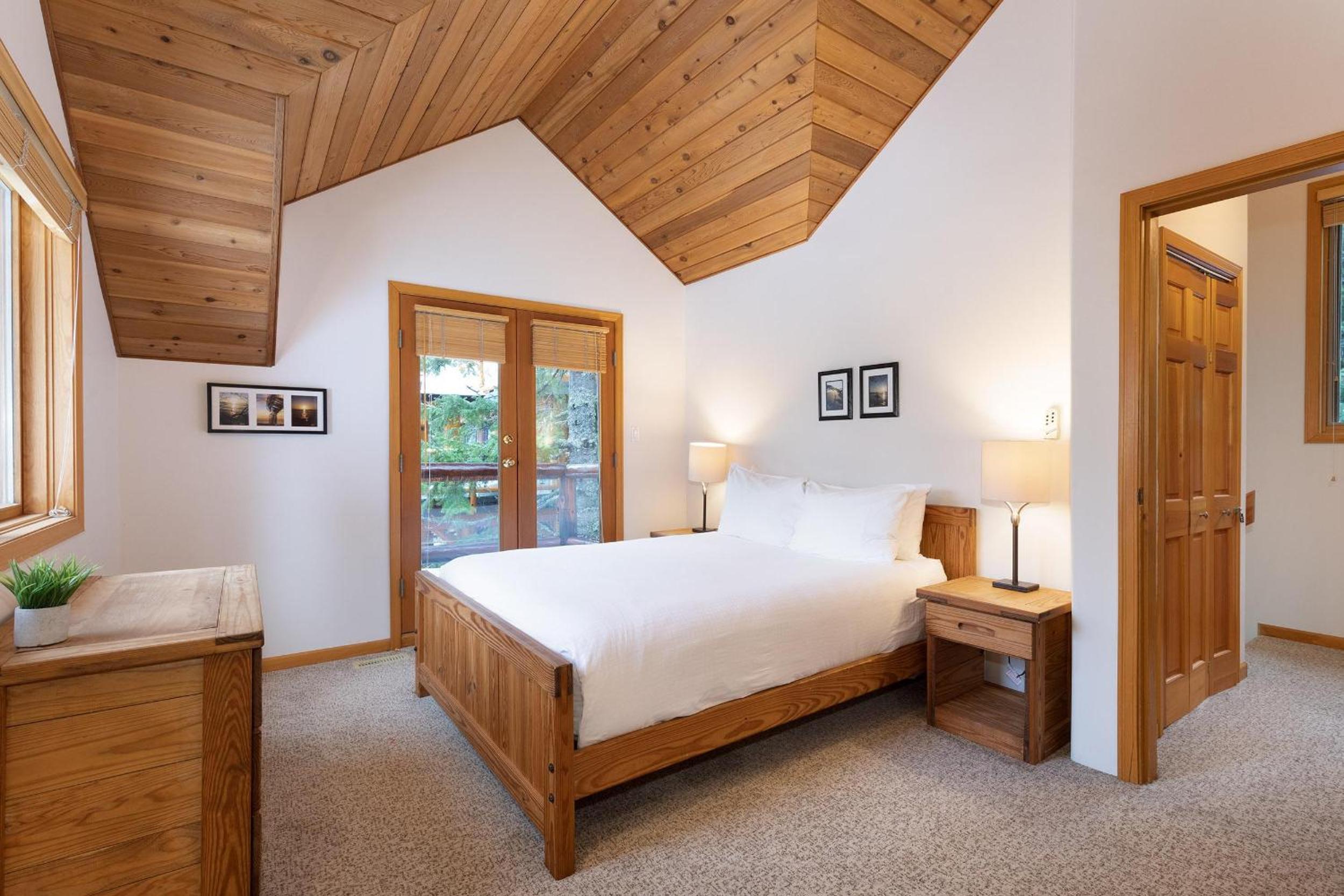 Falcon's Nest | Classic Log Home w/ Village Parking, Hot Tub, & Fireplace