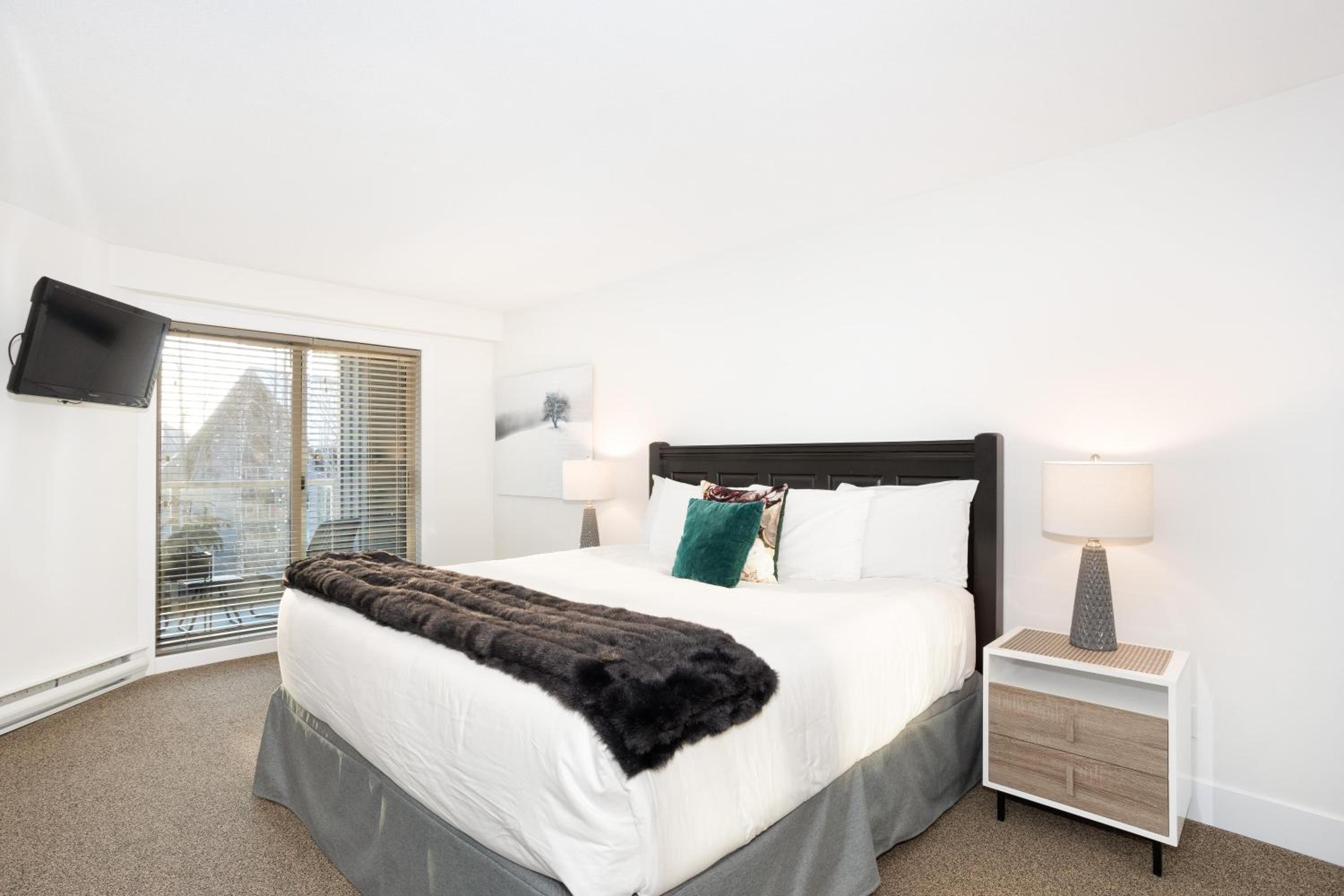 Aspens 466 | Family-Friendly Ski-in Ski-out, Three Hot Tubs, Heated Pool