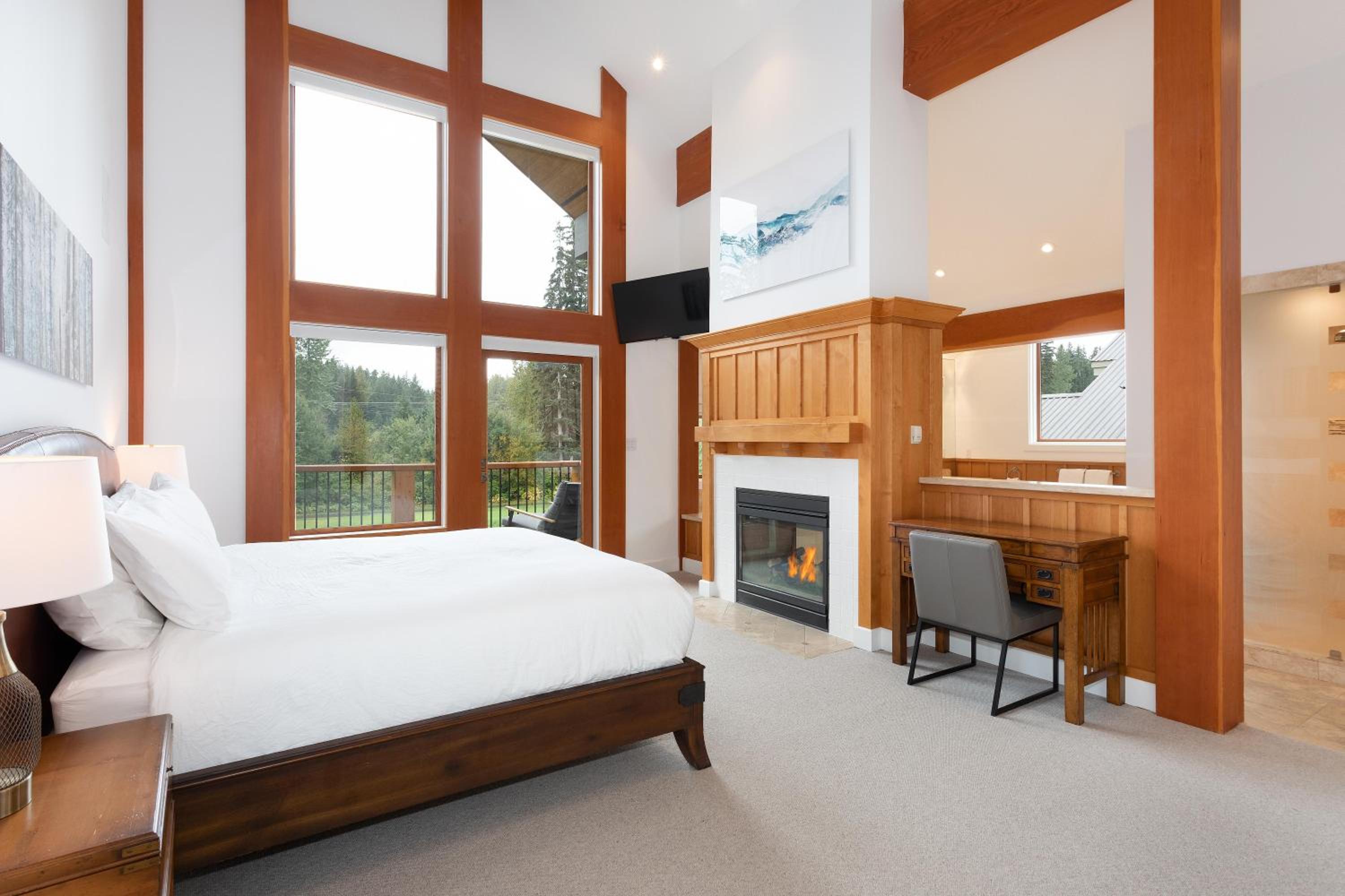 Big Sky Chalet | Stylish Guest Favourite, Hot Tub, Stunning Views