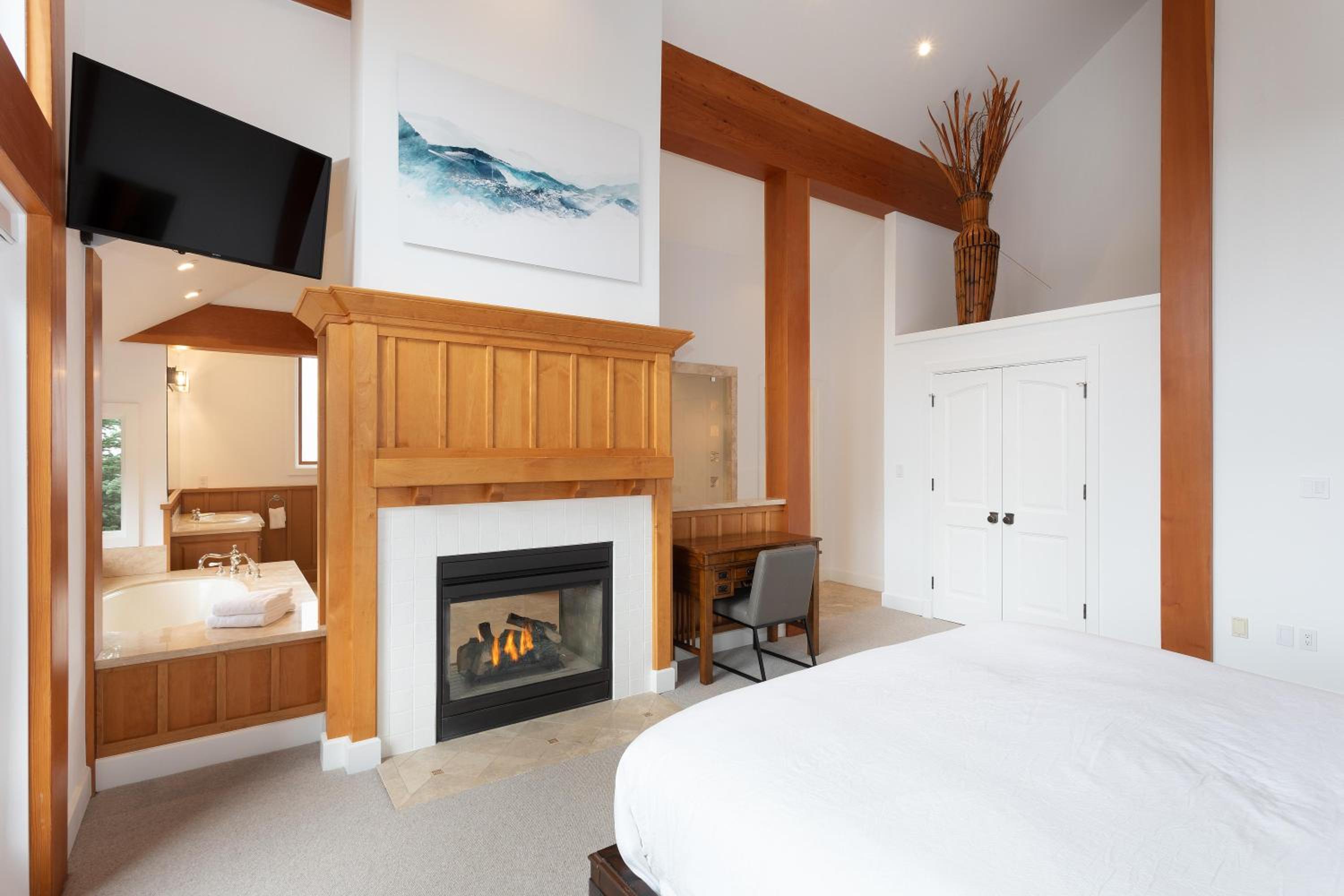Big Sky Chalet | Stylish Guest Favourite, Hot Tub, Stunning Views