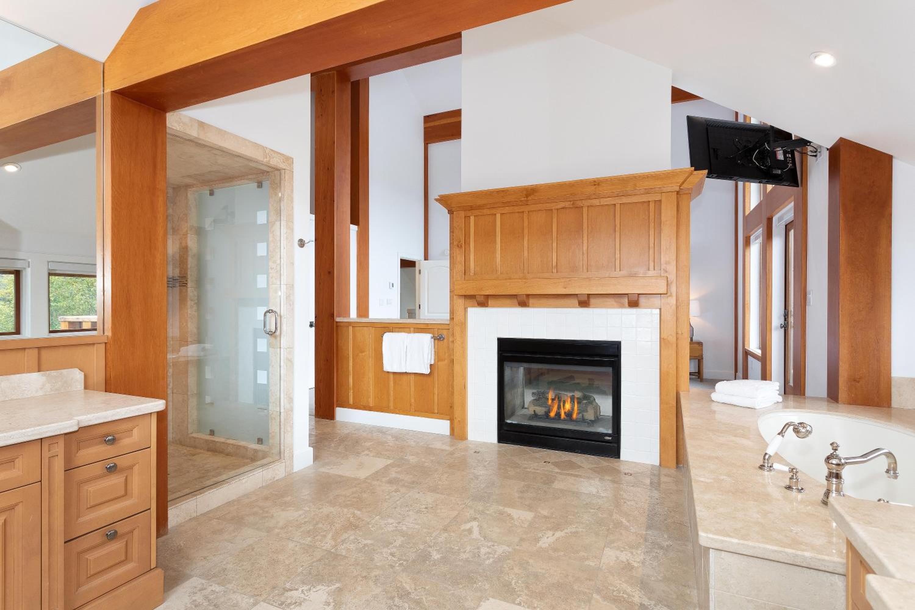 Big Sky Chalet | Stylish Guest Favourite, Hot Tub, Stunning Views