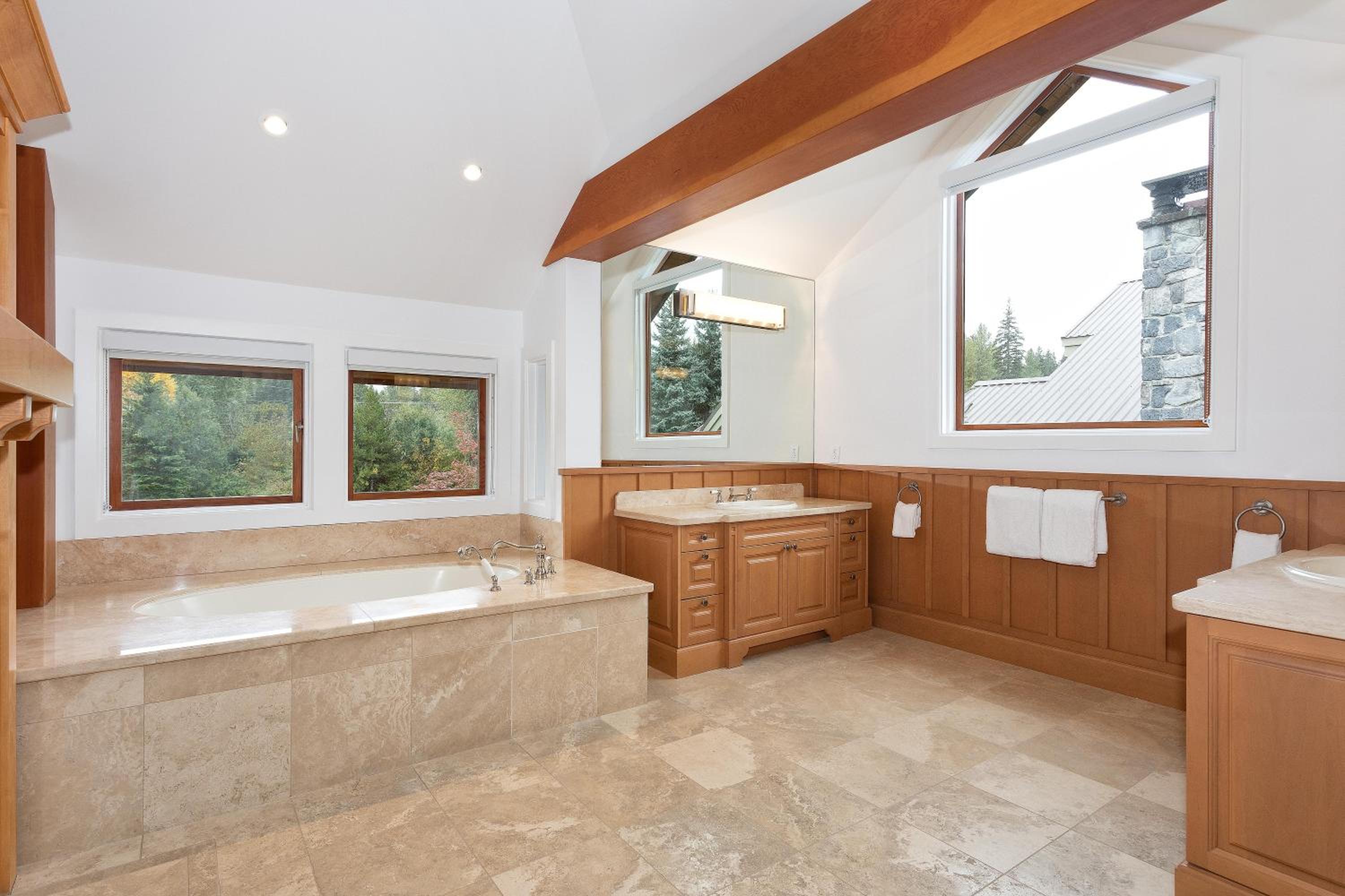 Big Sky Chalet | Stylish Guest Favourite, Hot Tub, Stunning Views