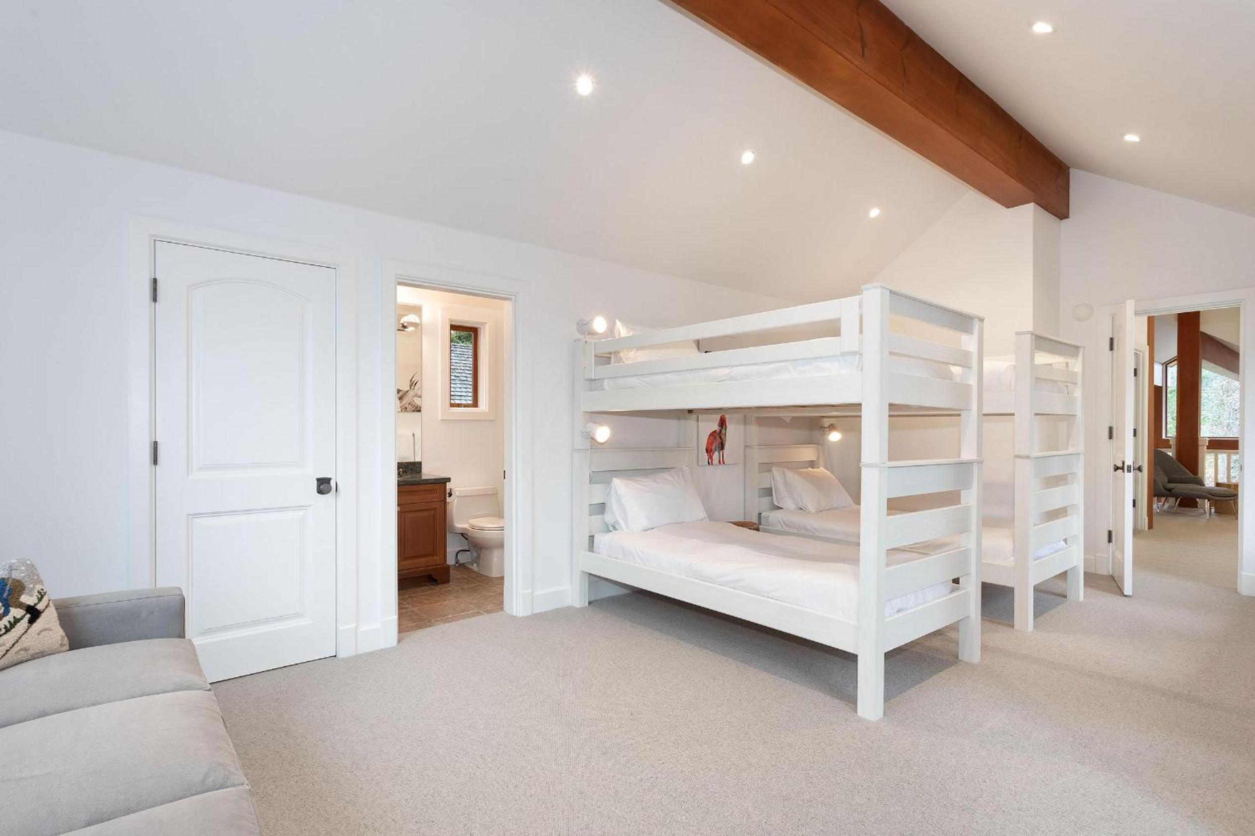 Big Sky Chalet | Stylish Guest Favourite, Hot Tub, Stunning Views