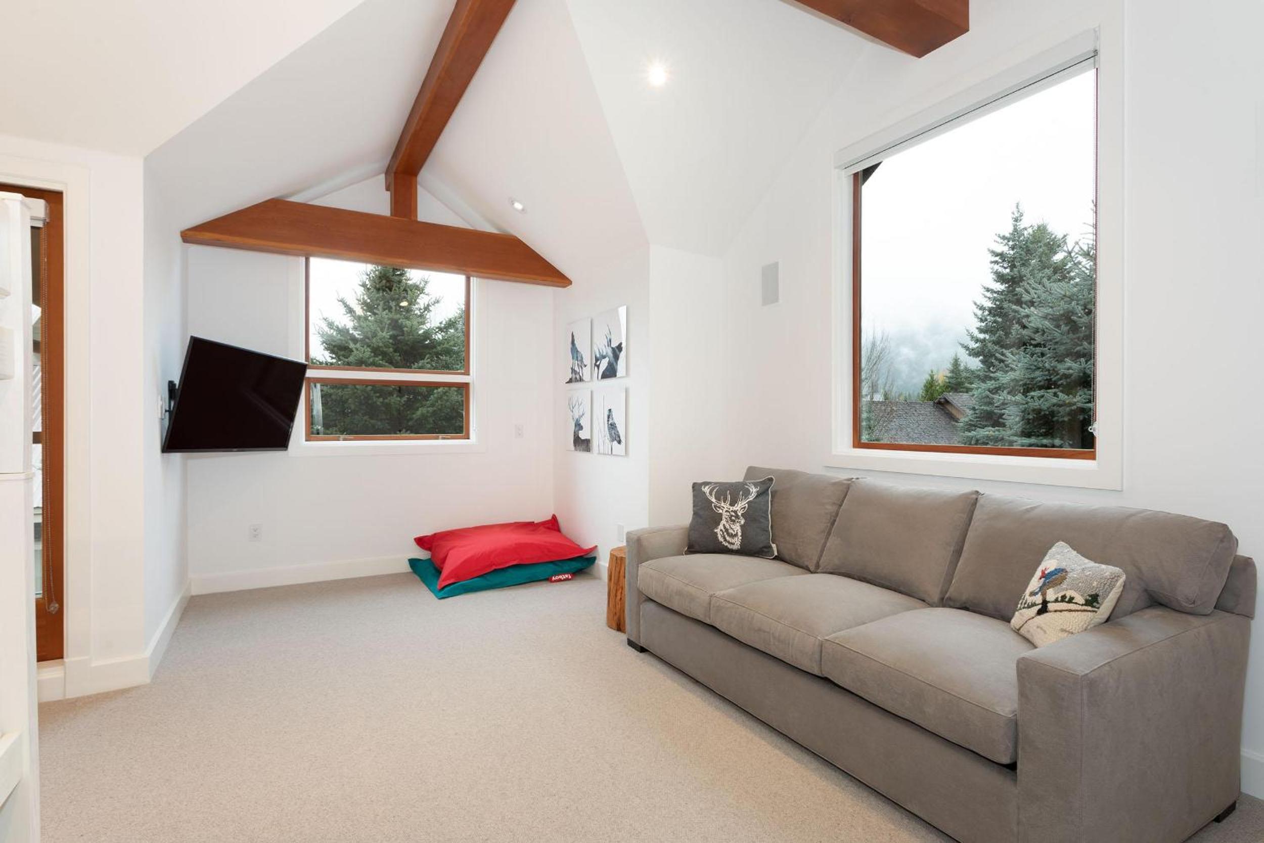 Big Sky Chalet | Stylish Guest Favourite, Hot Tub, Stunning Views