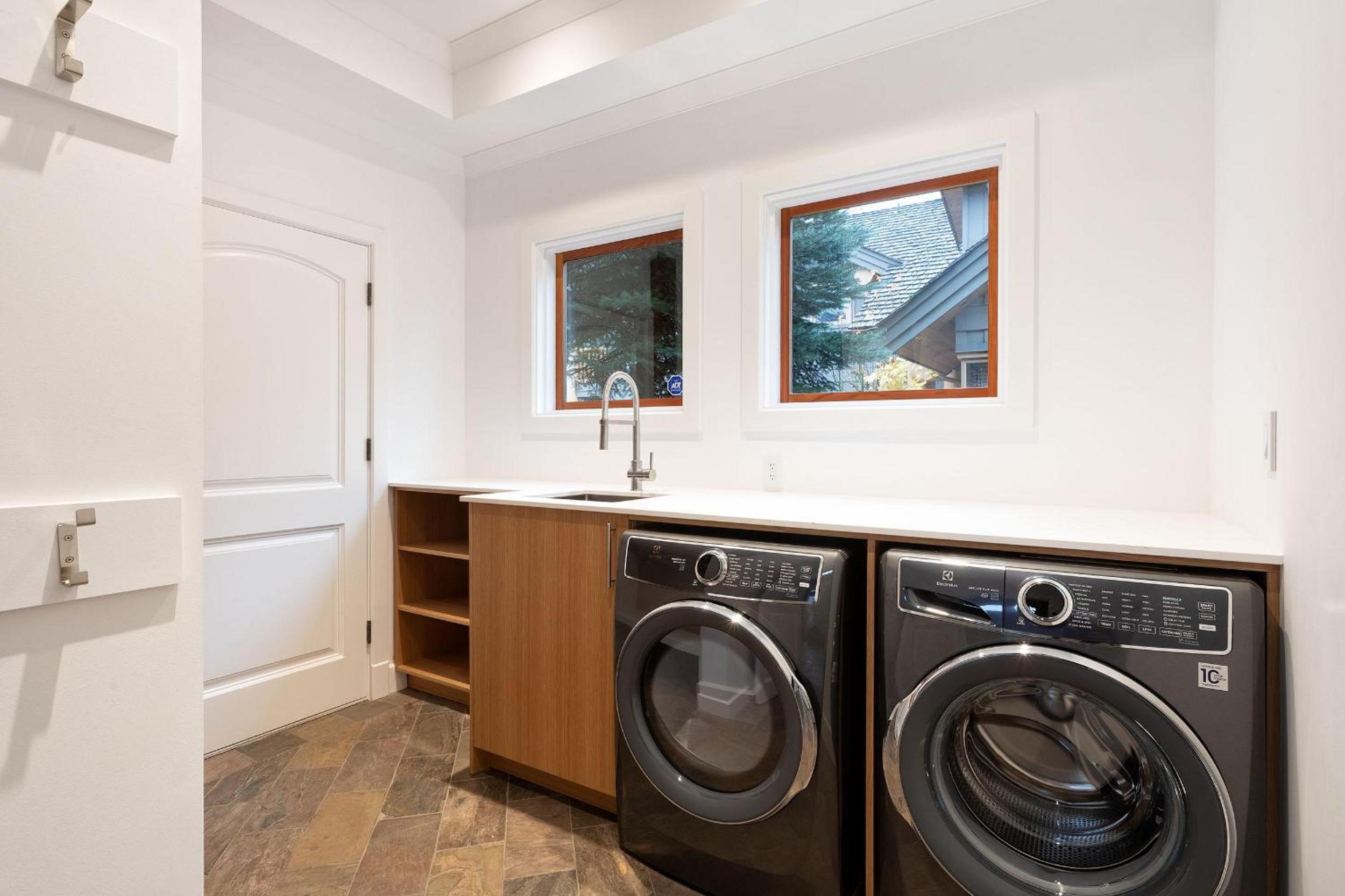 Big Sky Chalet | Stylish Guest Favourite, Hot Tub, Stunning Views