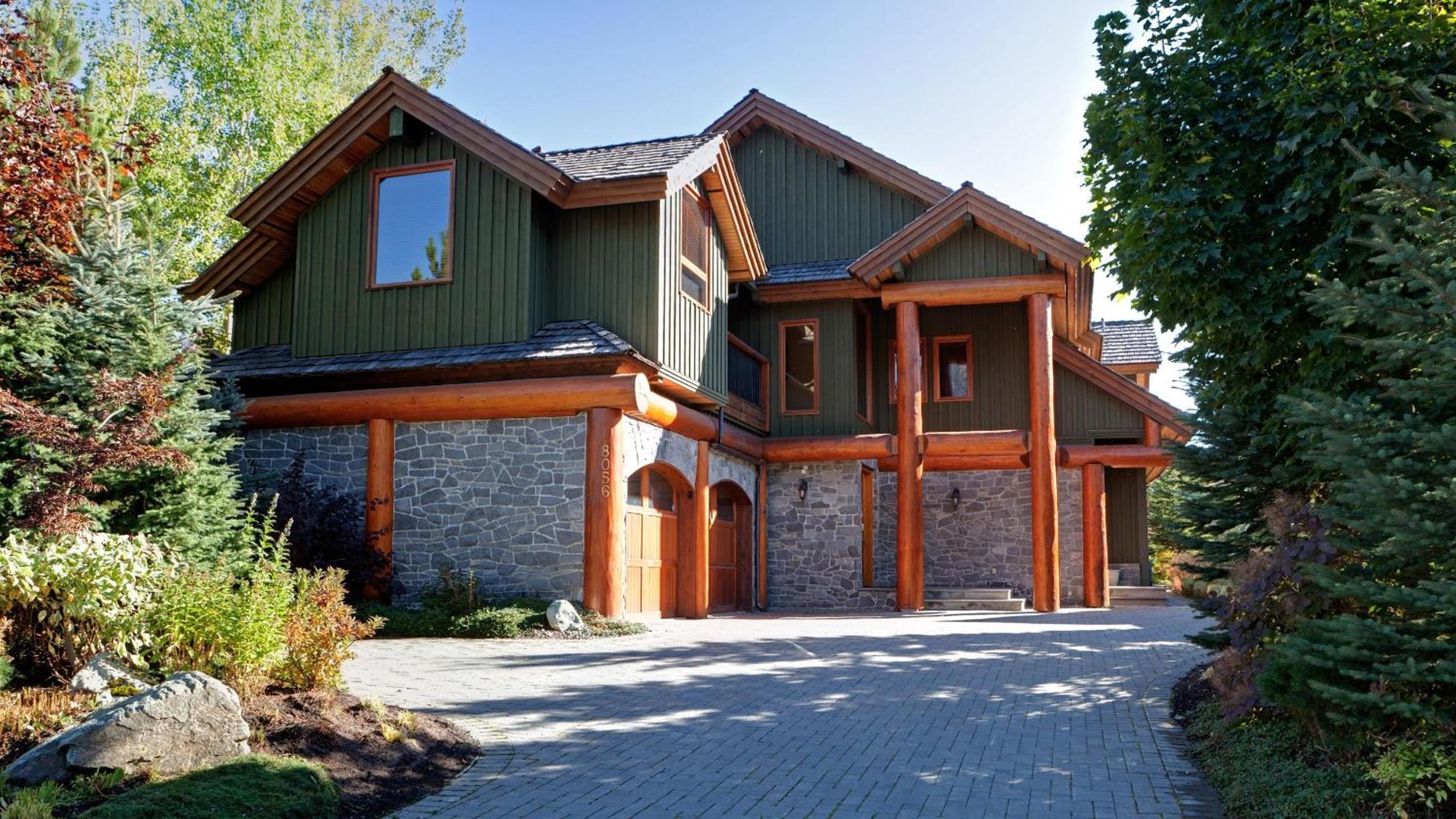 Big Sky Chalet | Stylish Guest Favourite, Hot Tub, Stunning Views