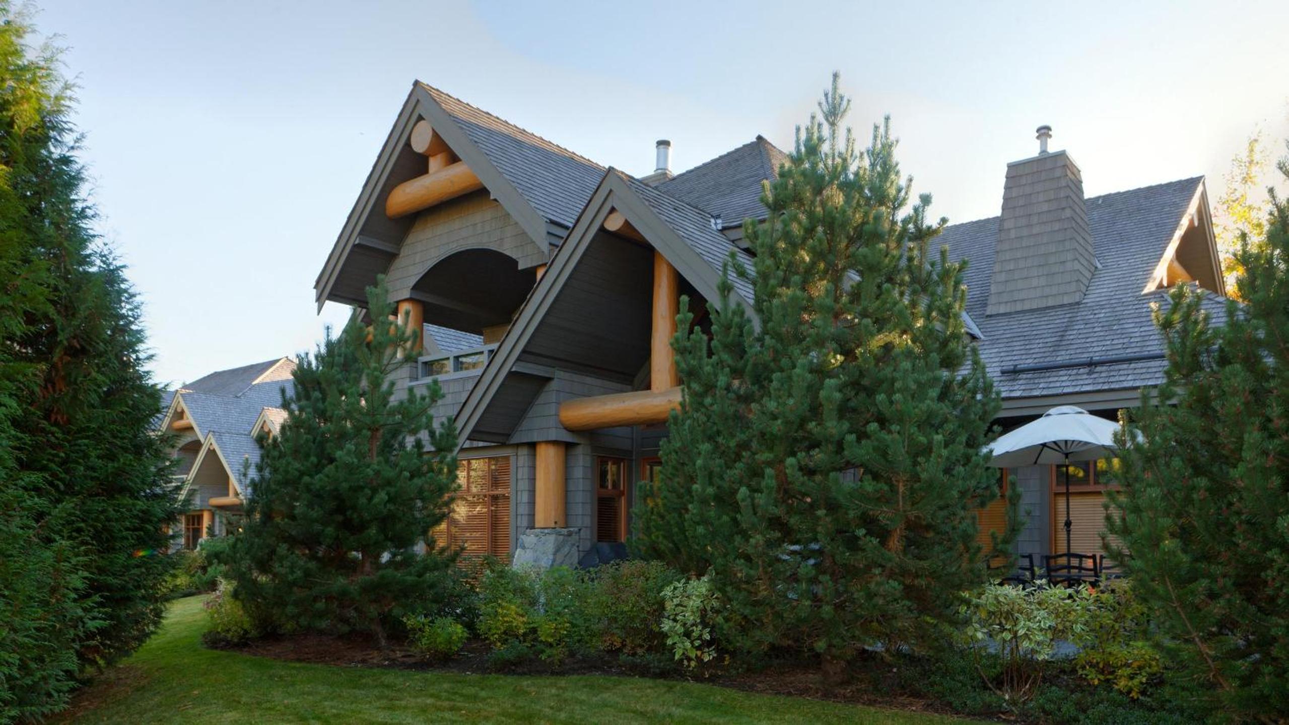 Goldenwood 8336 | Family-sized Townhome with Private Hot Tub, Secure Parking & Golf Course Views