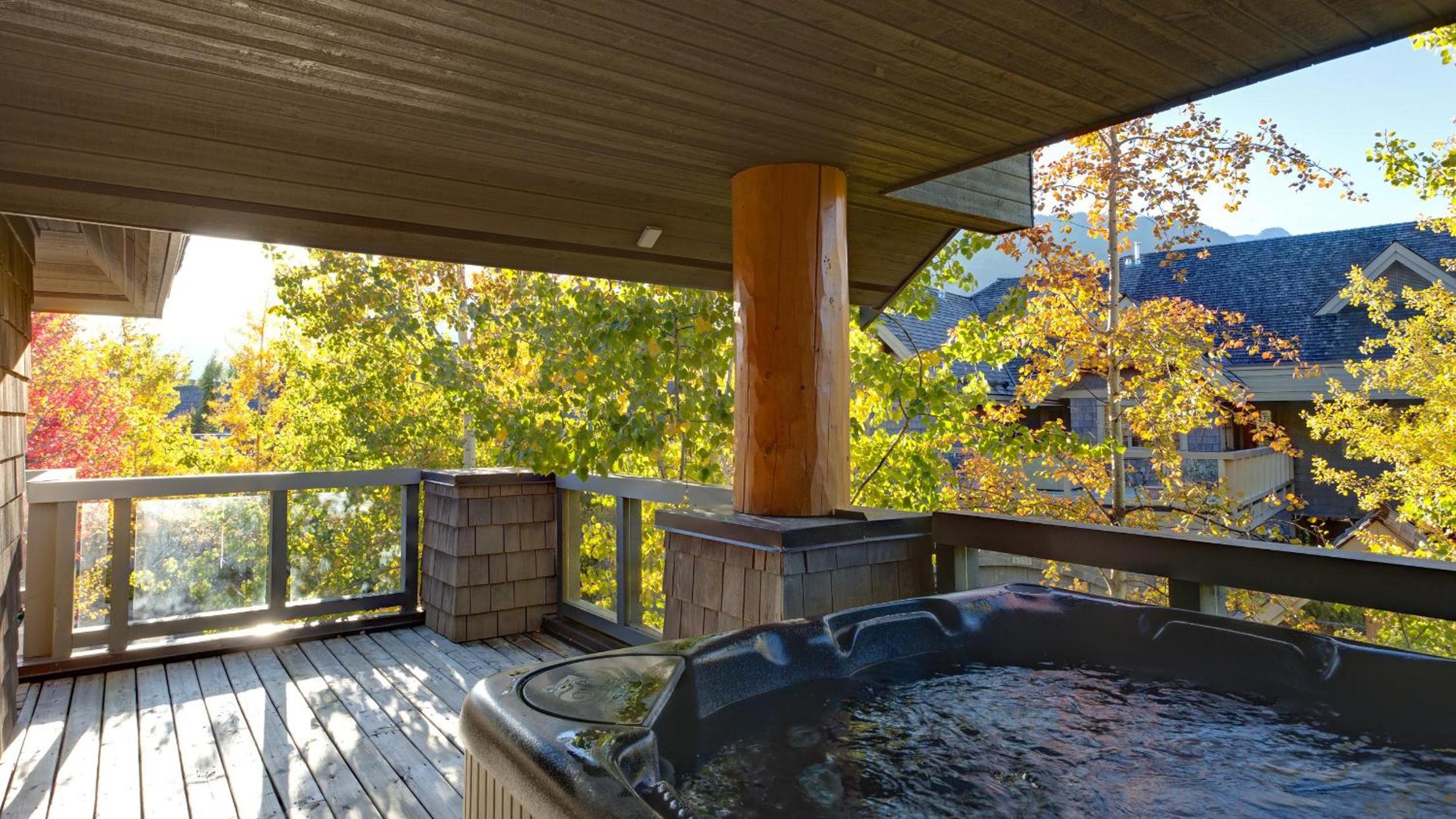 Goldenwood 8336 | Family-sized Townhome with Private Hot Tub, Secure Parking & Golf Course Views