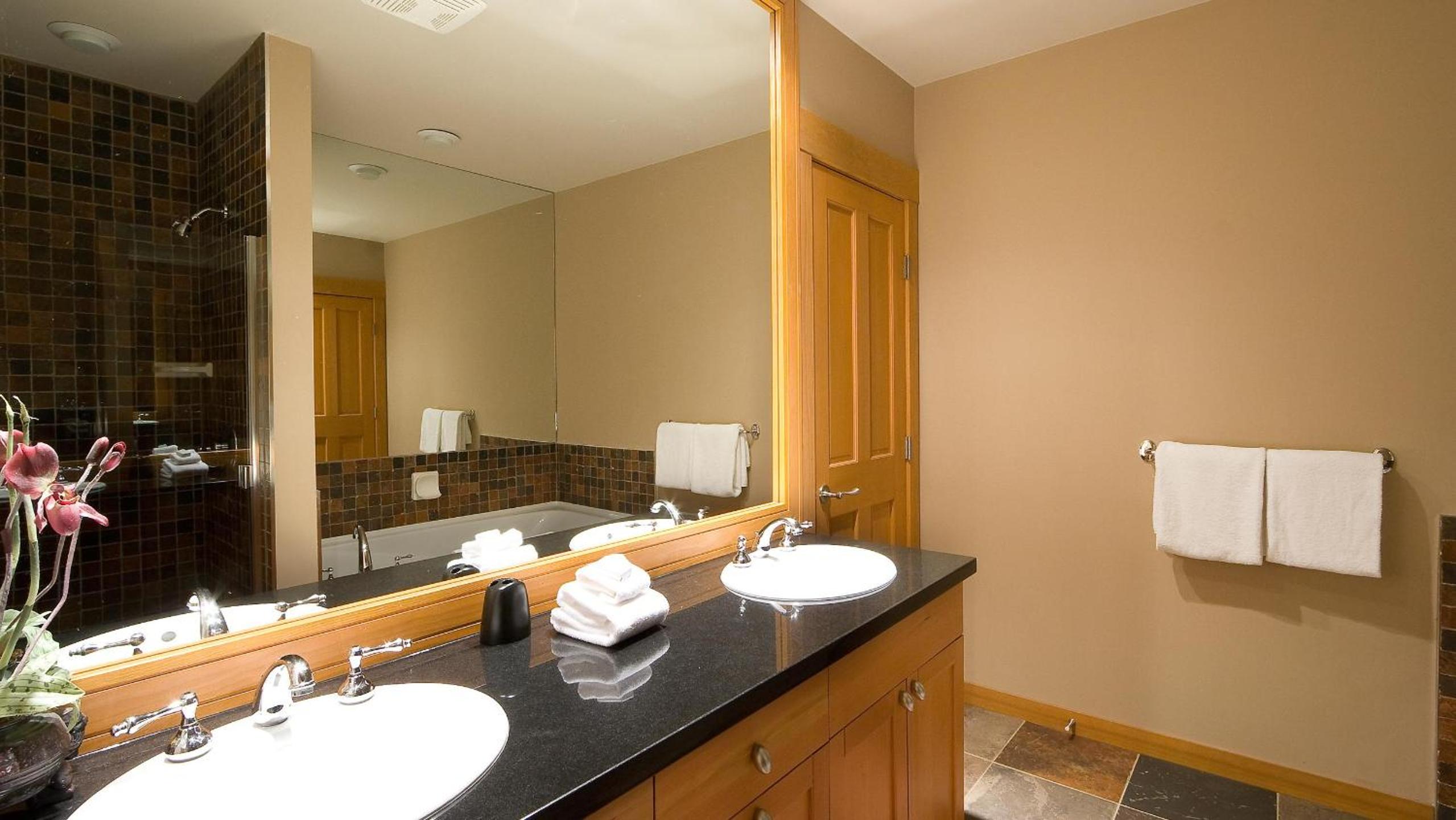 Goldenwood 8336 | Family-sized Townhome with Private Hot Tub, Secure Parking & Golf Course Views