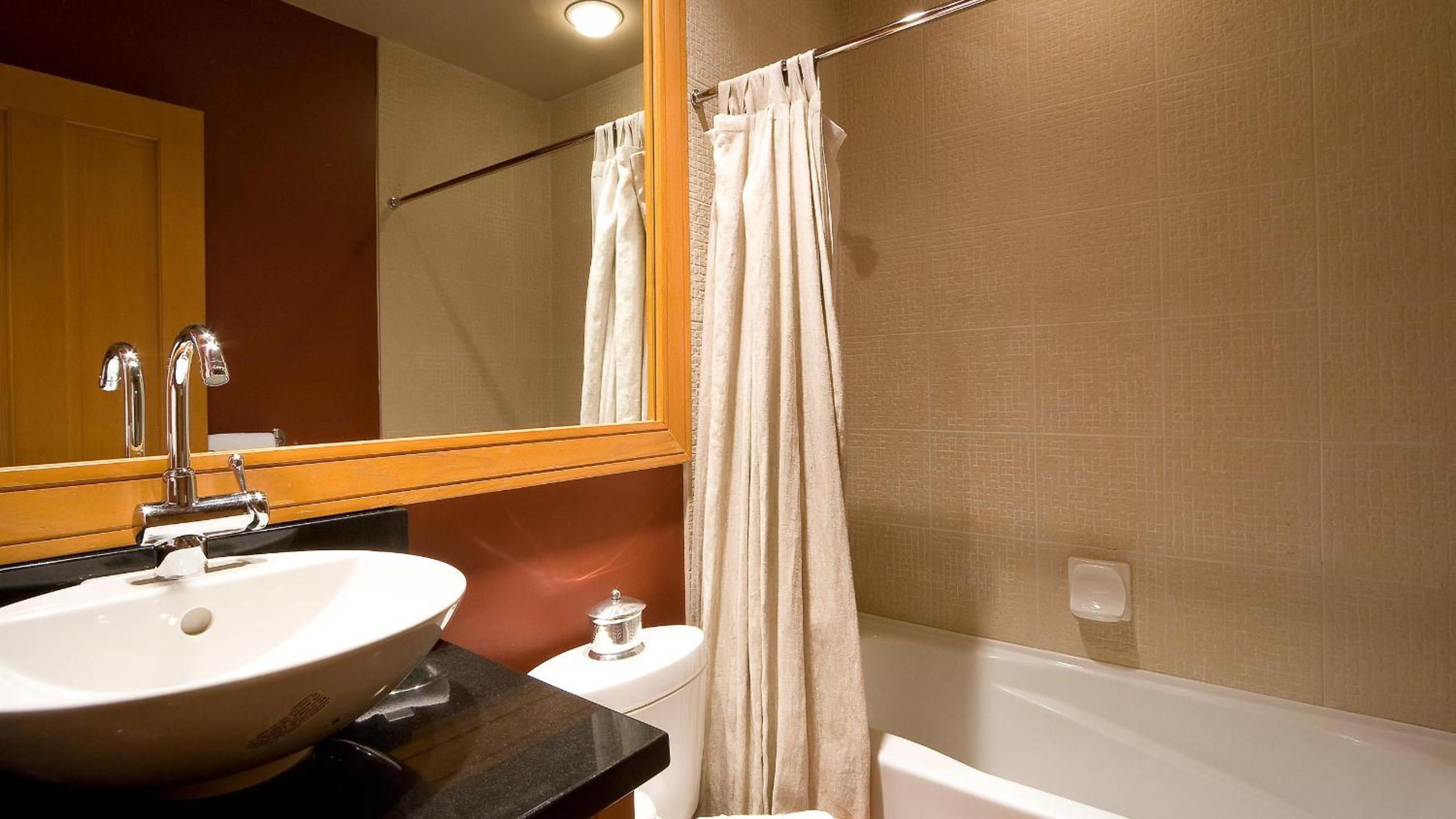 Goldenwood 8336 | Family-sized Townhome with Private Hot Tub, Secure Parking & Golf Course Views