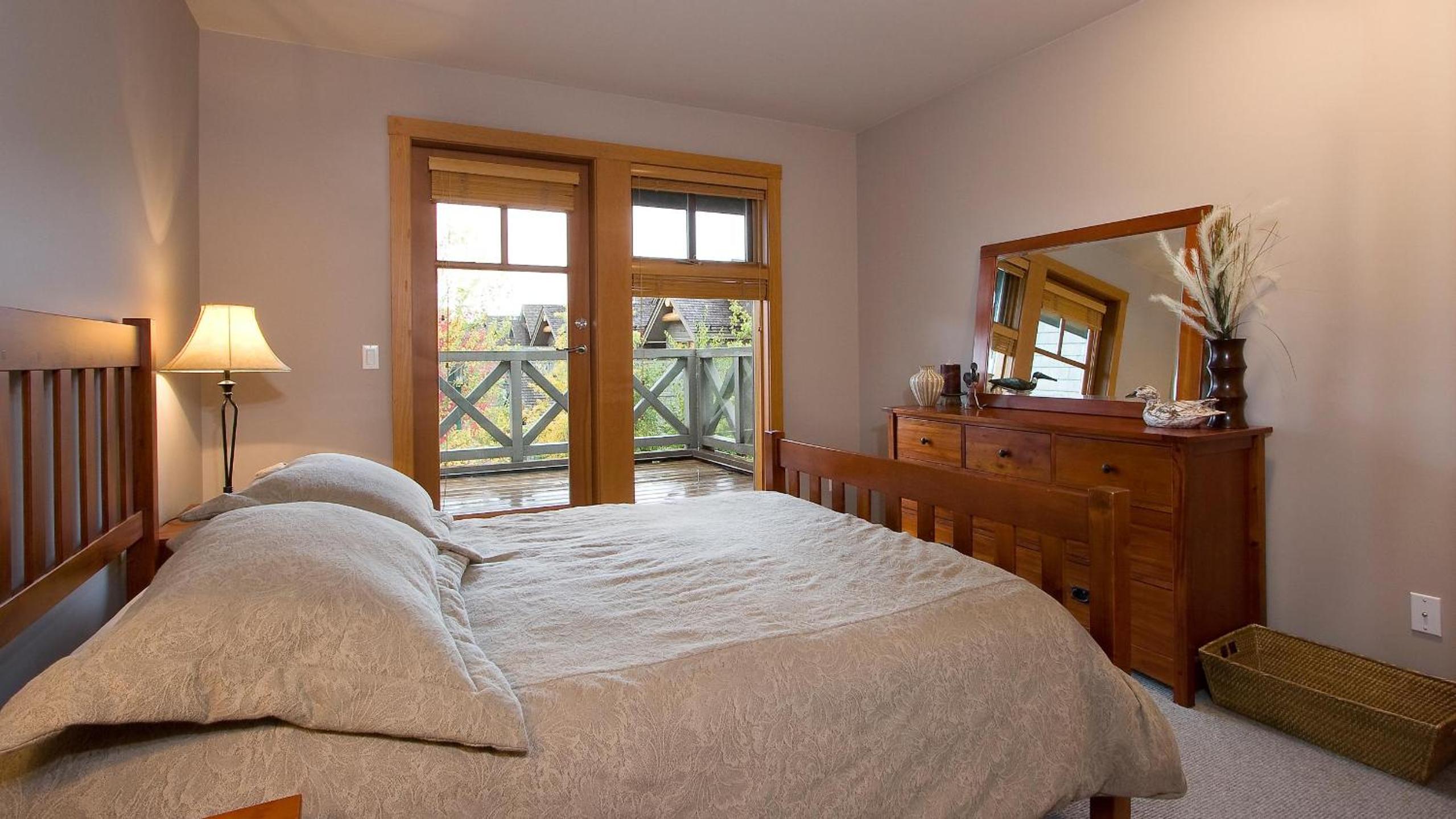 Goldenwood 8336 | Family-sized Townhome with Private Hot Tub, Secure Parking & Golf Course Views