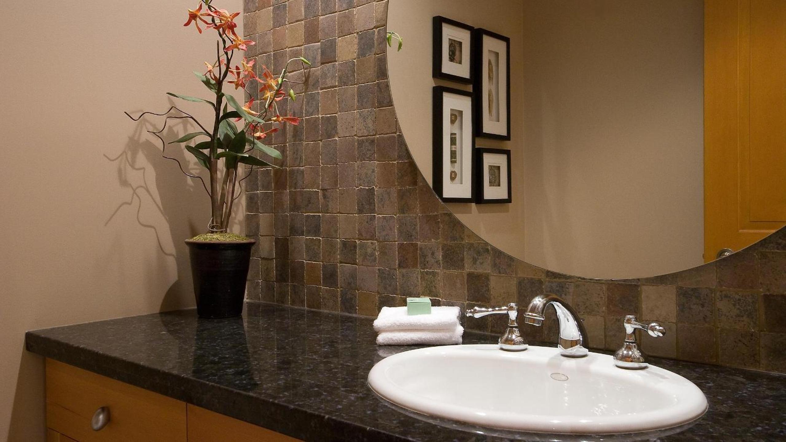 Goldenwood 8336 | Family-sized Townhome with Private Hot Tub, Secure Parking & Golf Course Views