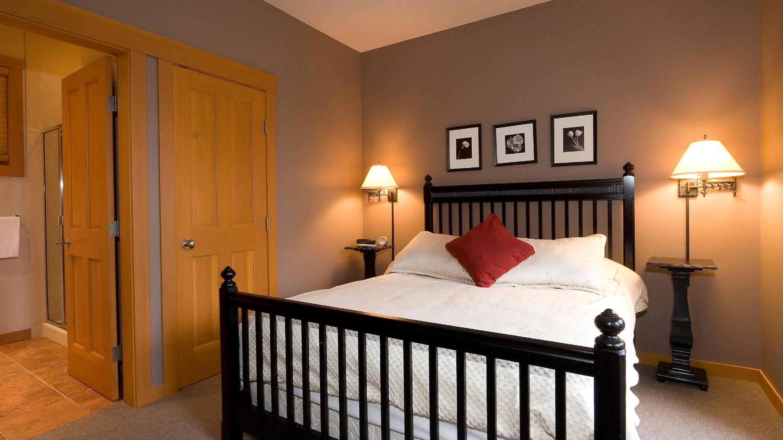 Goldenwood 8336 | Family-sized Townhome with Private Hot Tub, Secure Parking & Golf Course Views