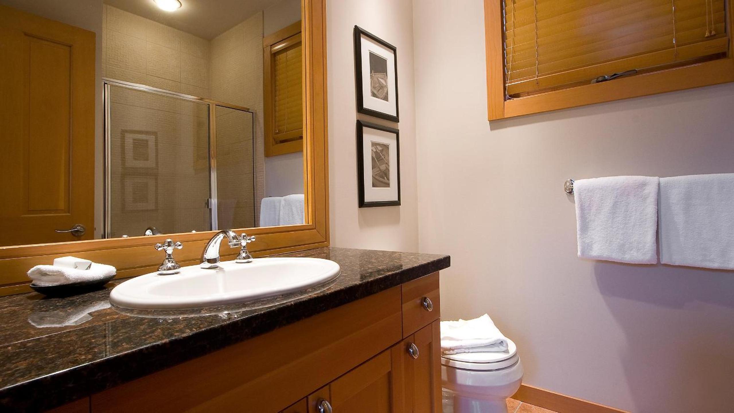 Goldenwood 8336 | Family-sized Townhome with Private Hot Tub, Secure Parking & Golf Course Views