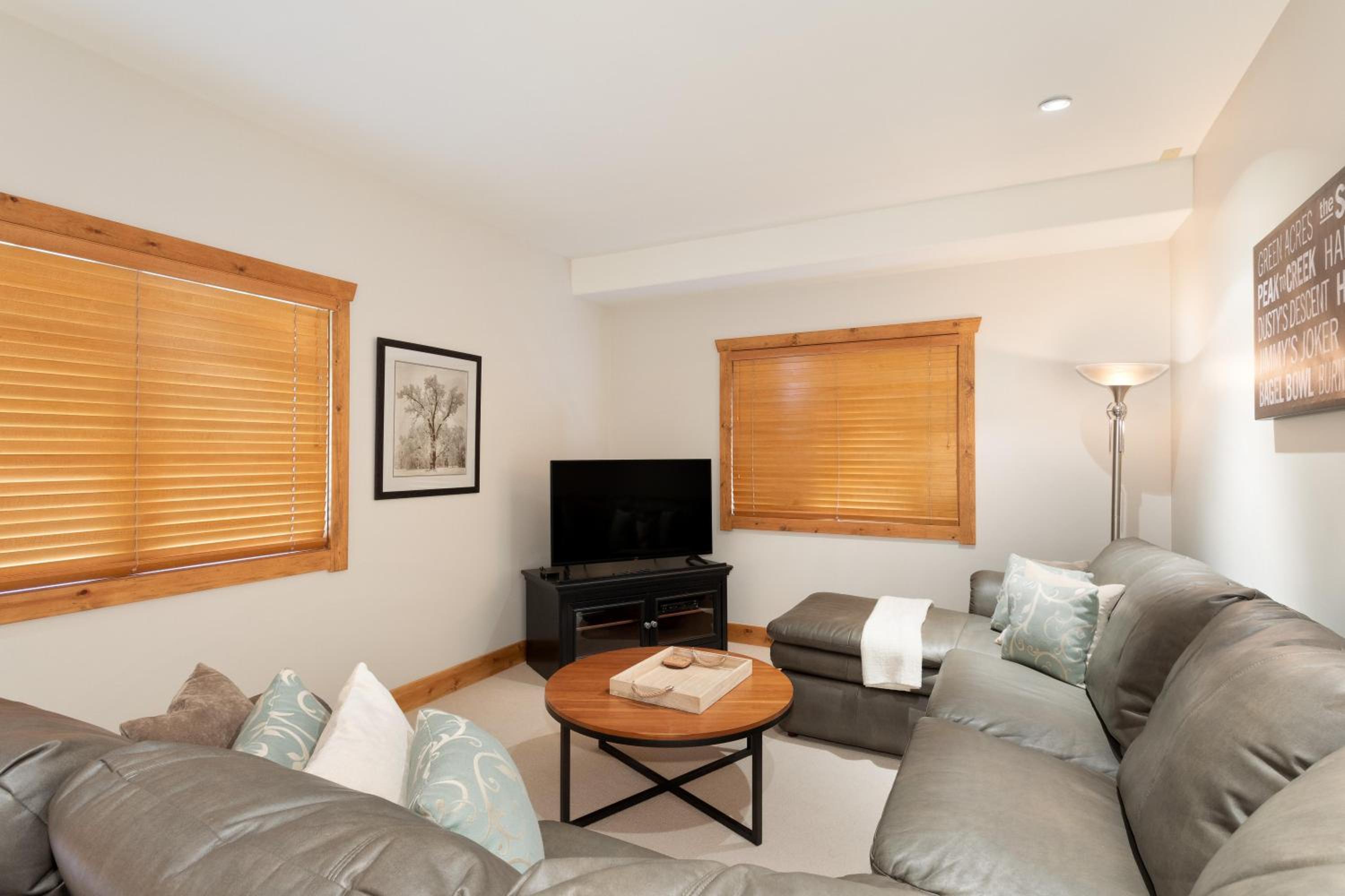 Meadow Green Chalet | Large Family-Friendly Chalet, Mountain Views, Fireplace, Hot Tub