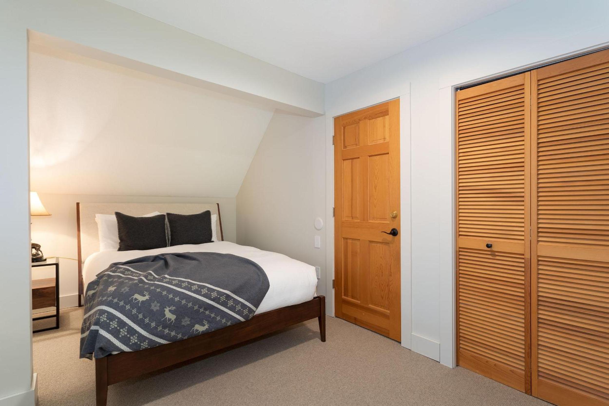 Gleneagle 1 | Townhome, 700m to Skiing, Near Free Village Shuttle, Fireplace, Secure Parking