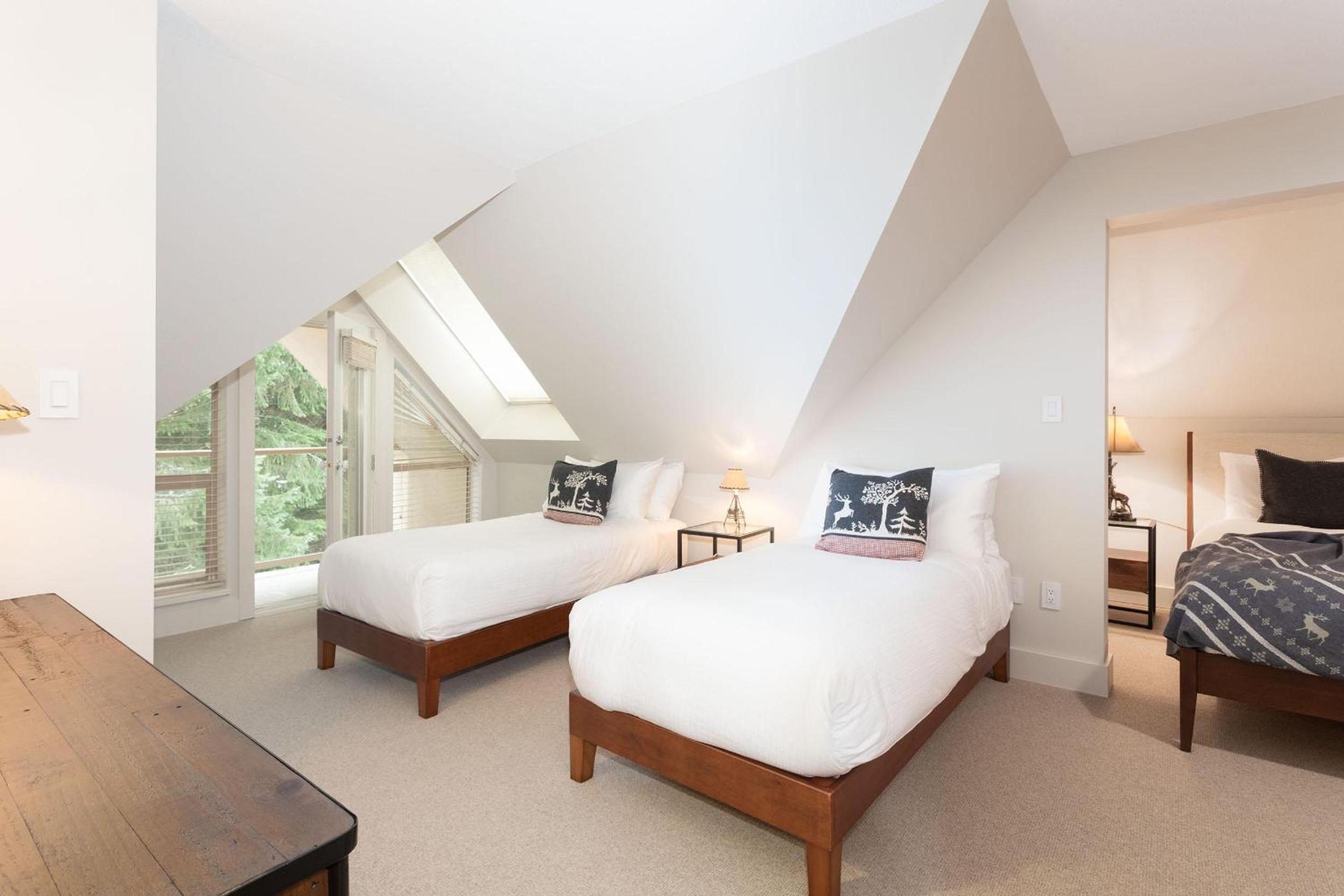 Gleneagle 1 | Townhome, 700m to Skiing, Near Free Village Shuttle, Fireplace, Secure Parking