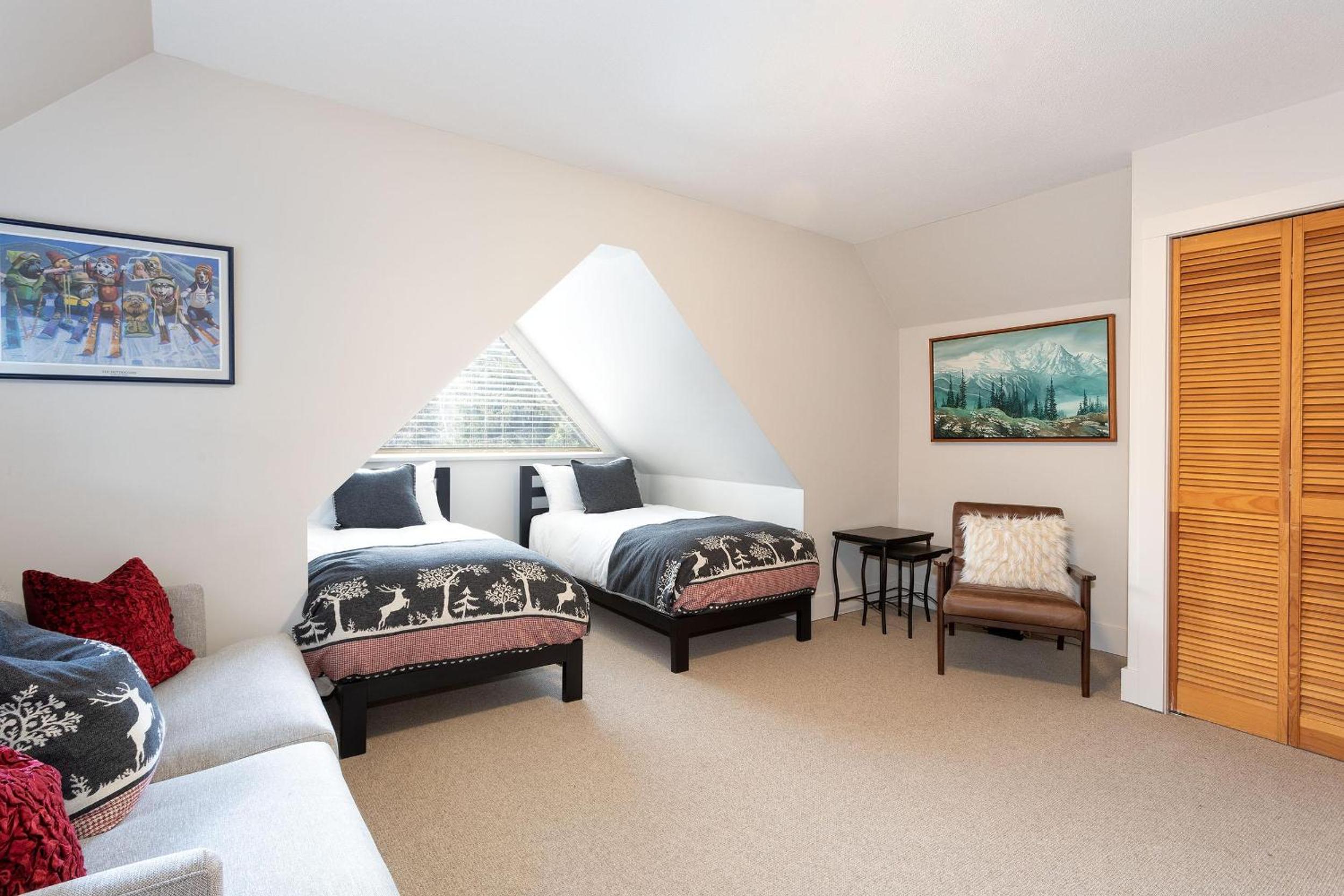 Gleneagle 1 | Townhome, 700m to Skiing, Near Free Village Shuttle, Fireplace, Secure Parking