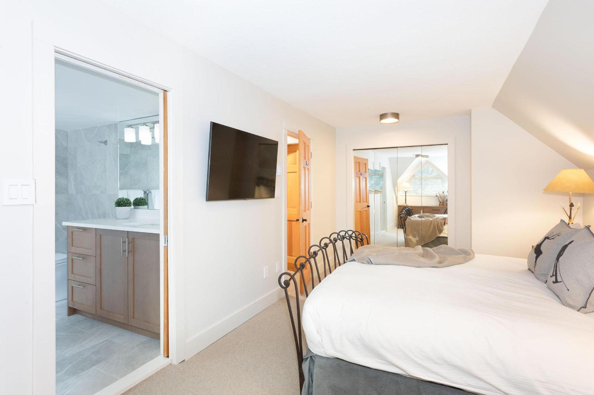 Gleneagle 1 | Townhome, 700m to Skiing, Near Free Village Shuttle, Fireplace, Secure Parking