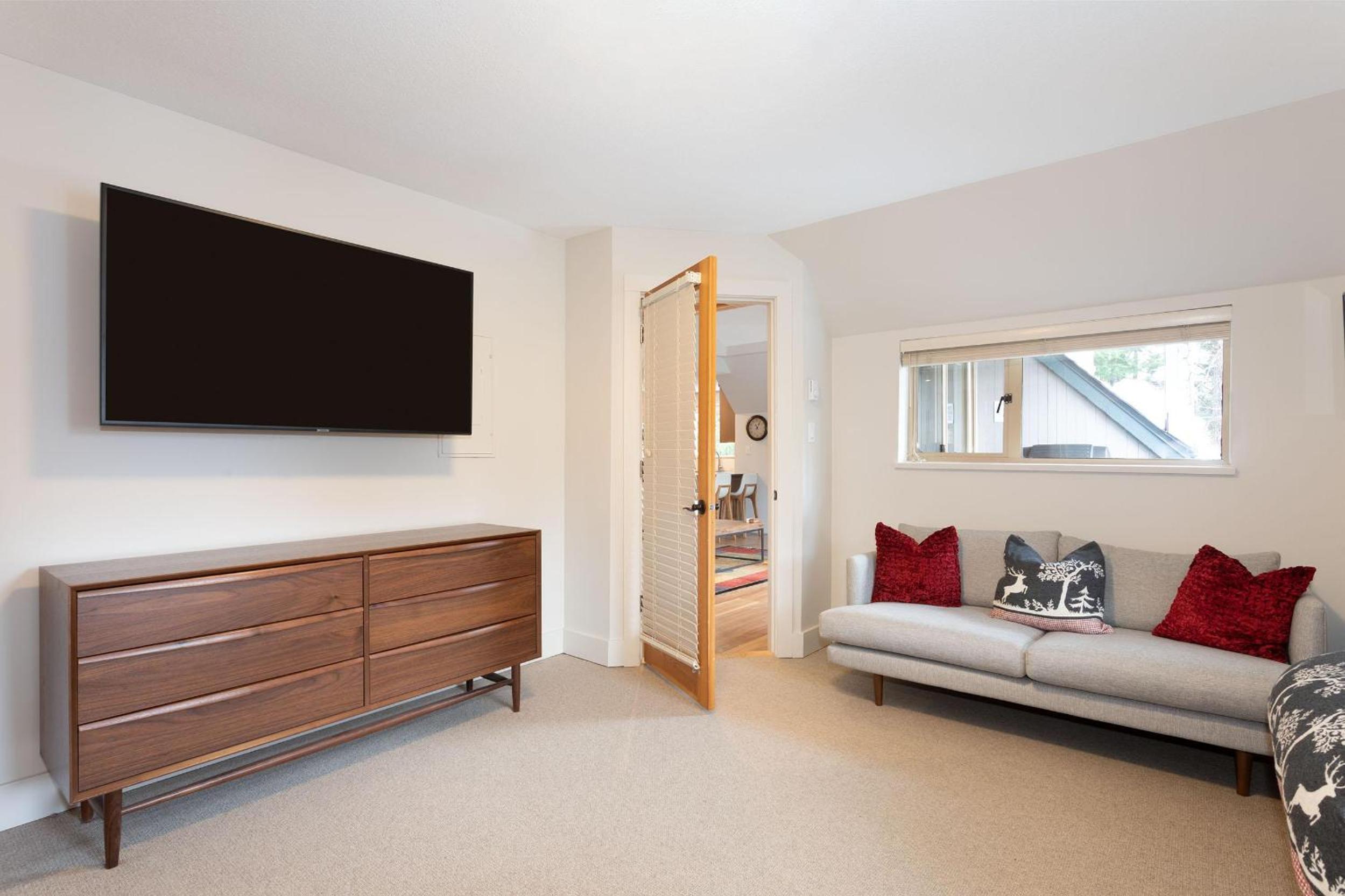 Gleneagle 1 | Townhome, 700m to Skiing, Near Free Village Shuttle, Fireplace, Secure Parking