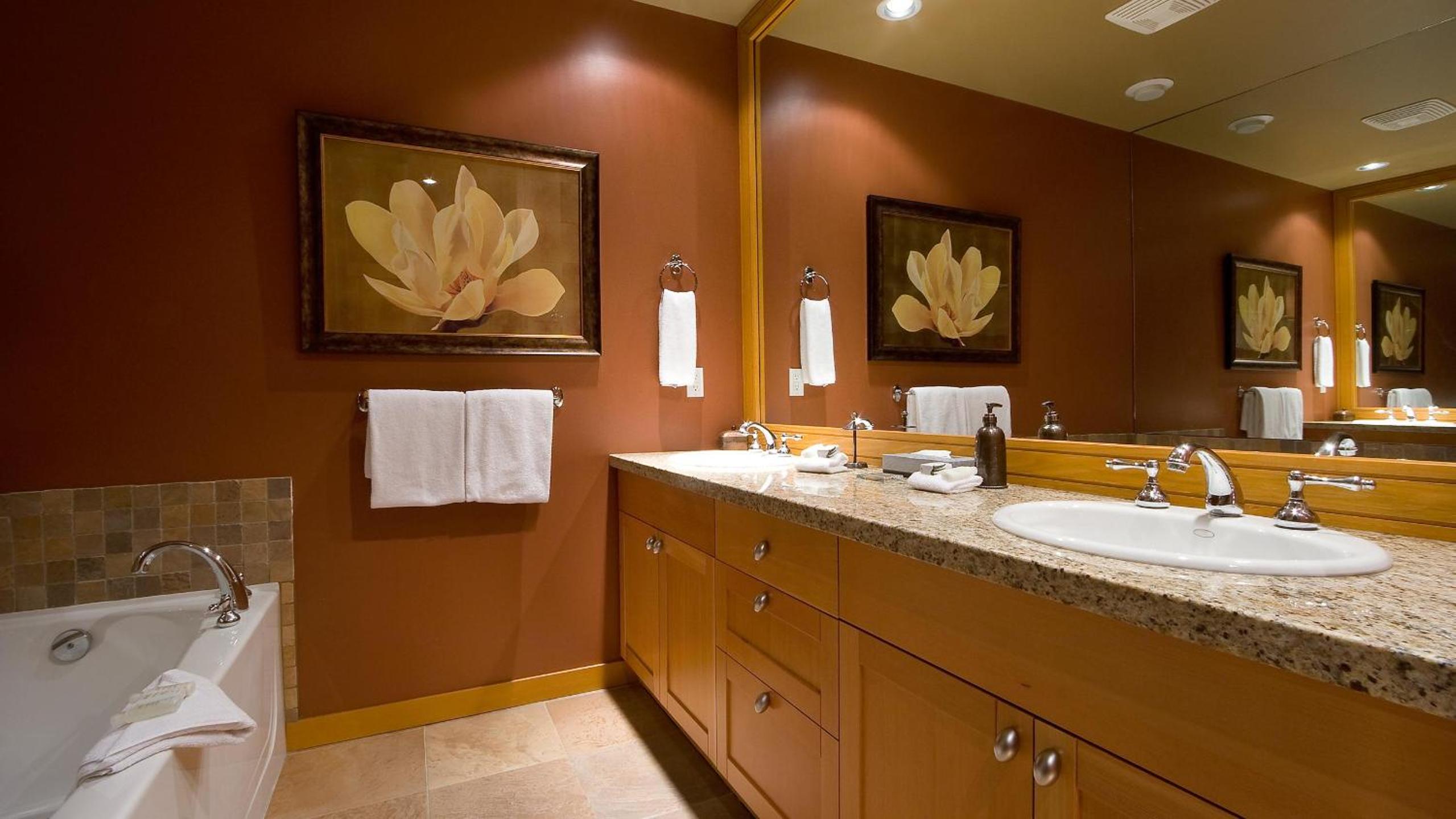 Goldenwood 8337 | Townhome w/ Panoramic Fairway View, Top-Deck Hot Tub, 2 Car Garage