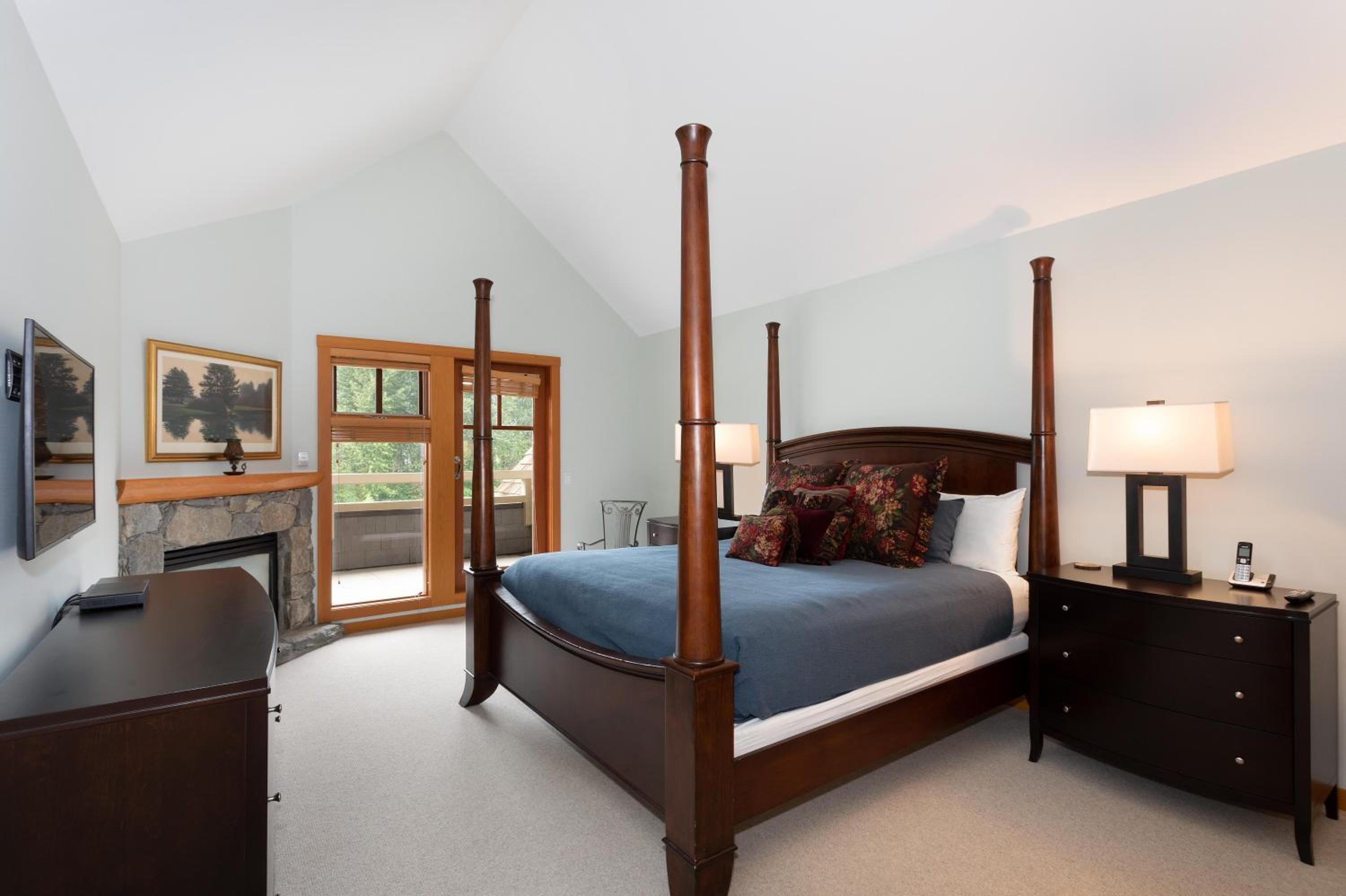 Goldenwood 8337 | Townhome w/ Panoramic Fairway View, Top-Deck Hot Tub, 2 Car Garage