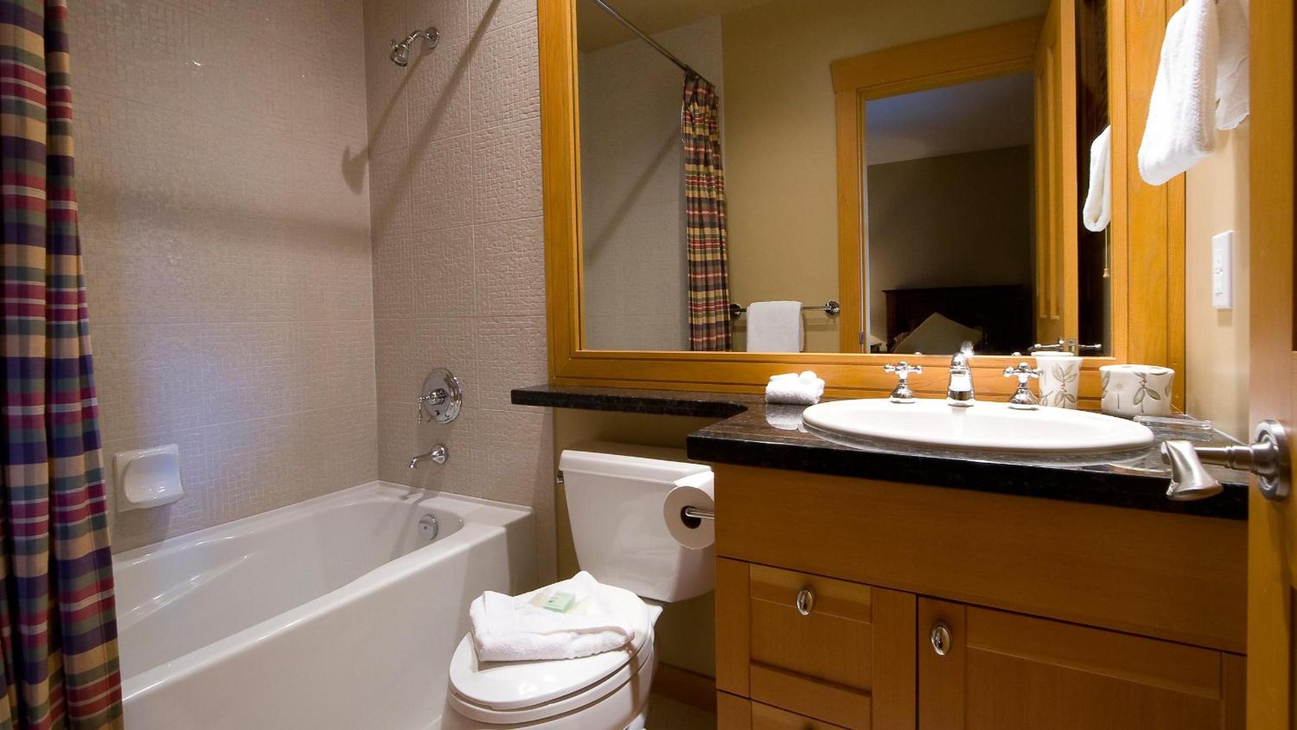 Goldenwood 8337 | Townhome w/ Panoramic Fairway View, Top-Deck Hot Tub, 2 Car Garage