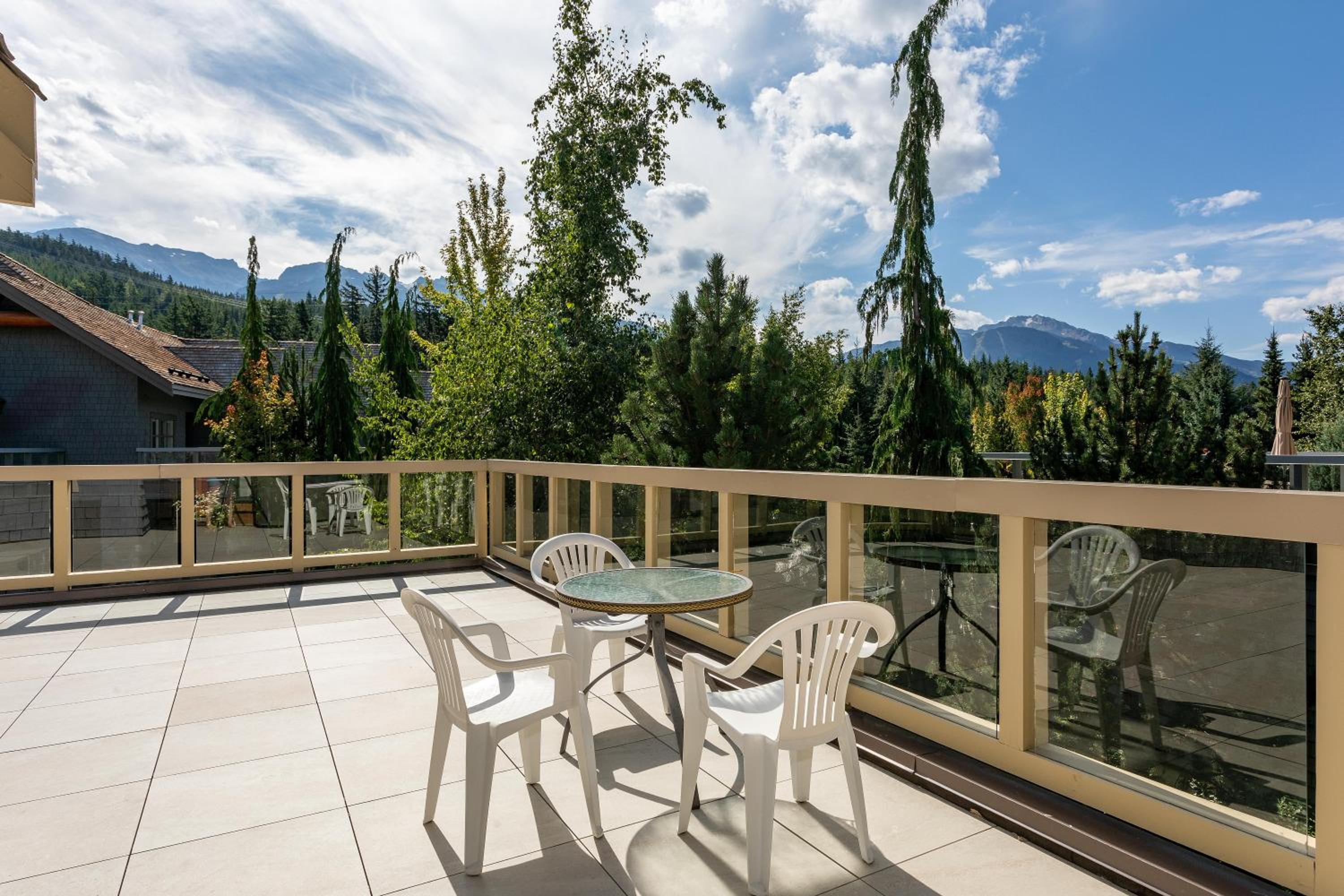Goldenwood 8337 | Townhome w/ Panoramic Fairway View, Top-Deck Hot Tub, 2 Car Garage
