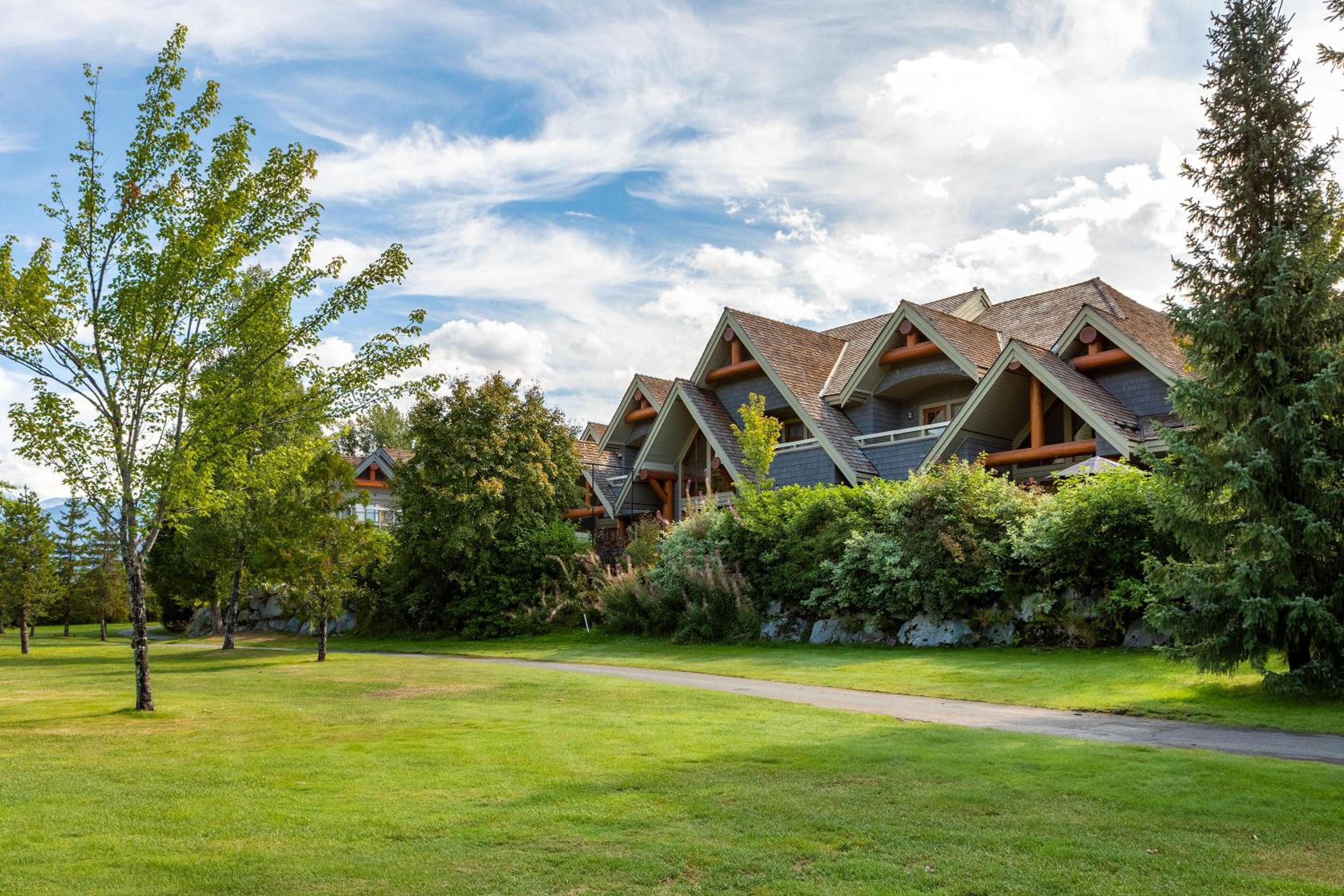 Goldenwood 8337 | Townhome w/ Panoramic Fairway View, Top-Deck Hot Tub, 2 Car Garage