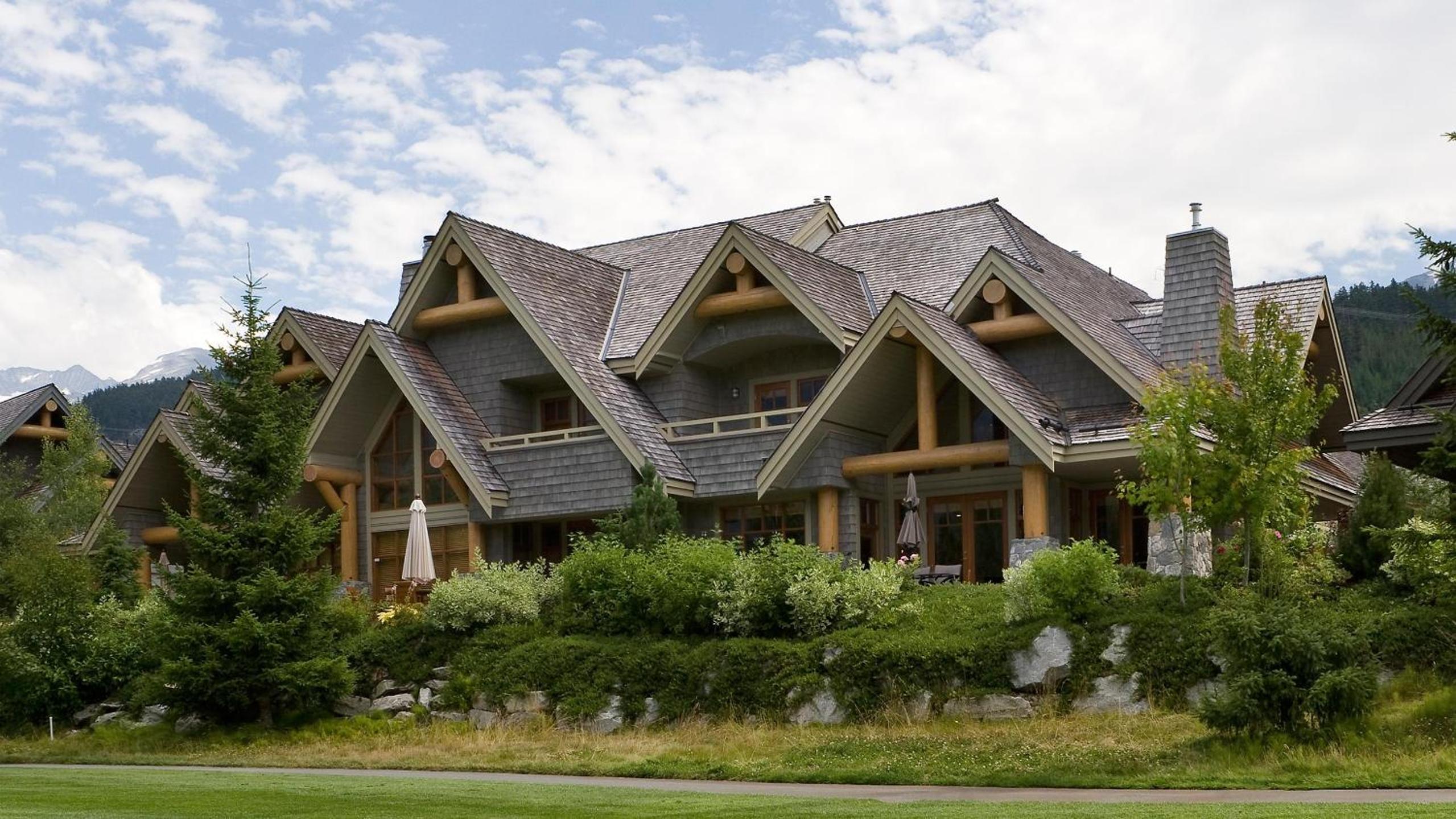 Goldenwood 8337 | Townhome w/ Panoramic Fairway View, Top-Deck Hot Tub, 2 Car Garage