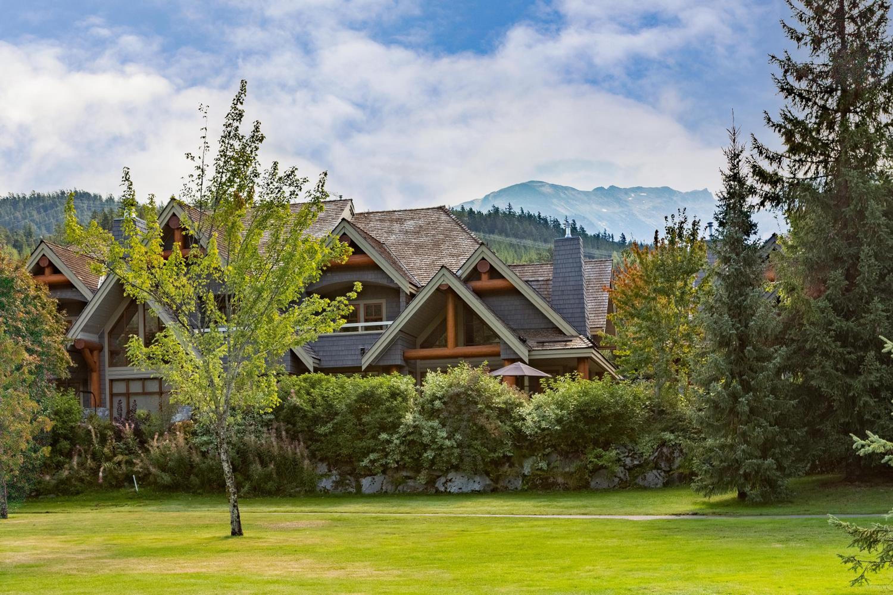 Goldenwood 8337 | Townhome w/ Panoramic Fairway View, Top-Deck Hot Tub, 2 Car Garage