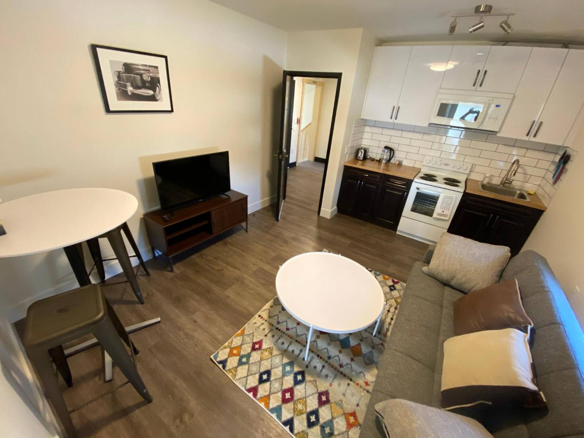 Lovely 1 Bedroom Condo with Free Parking And Balcony