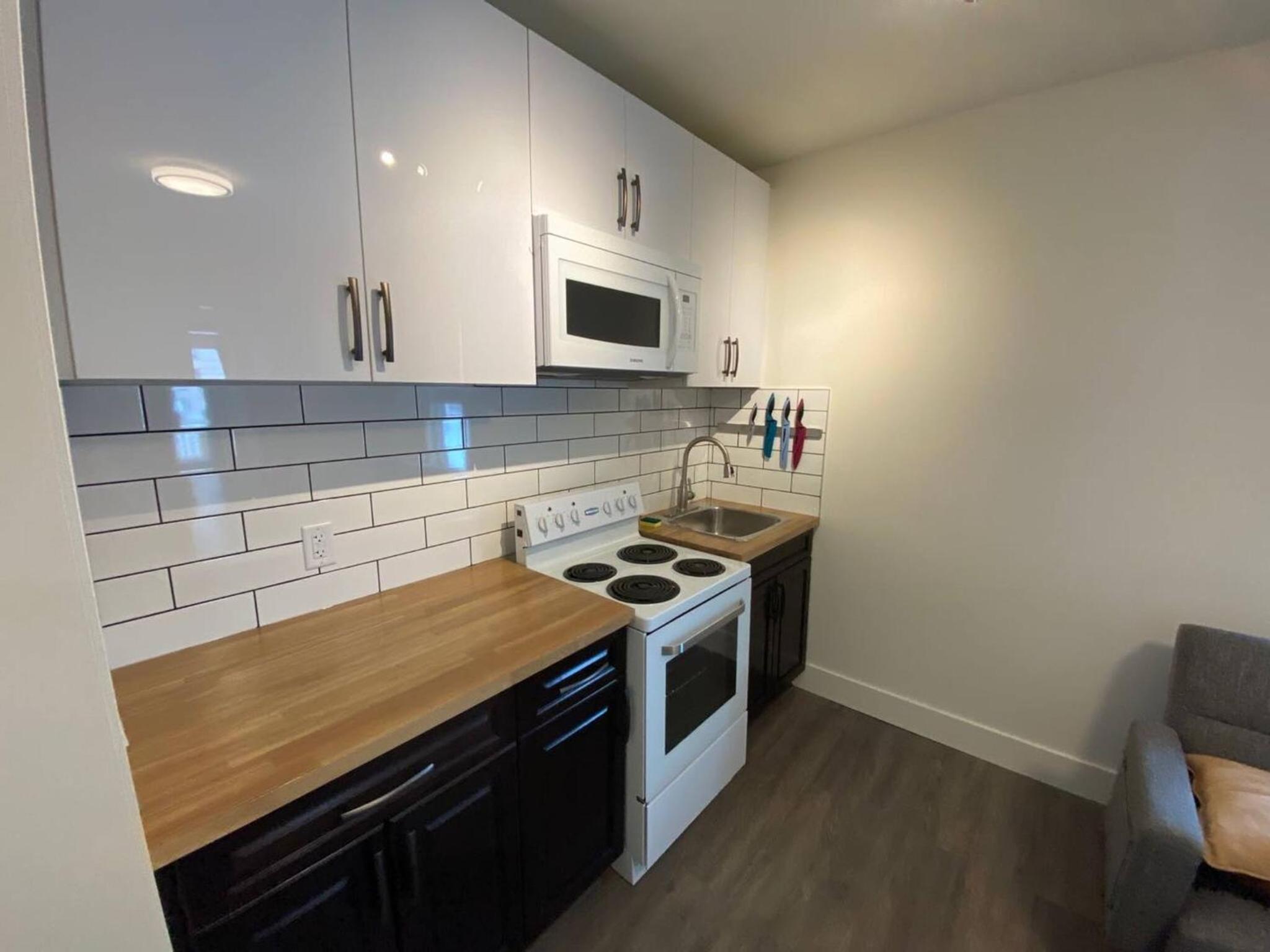 Lovely 1 Bedroom Condo with Free Parking And Balcony