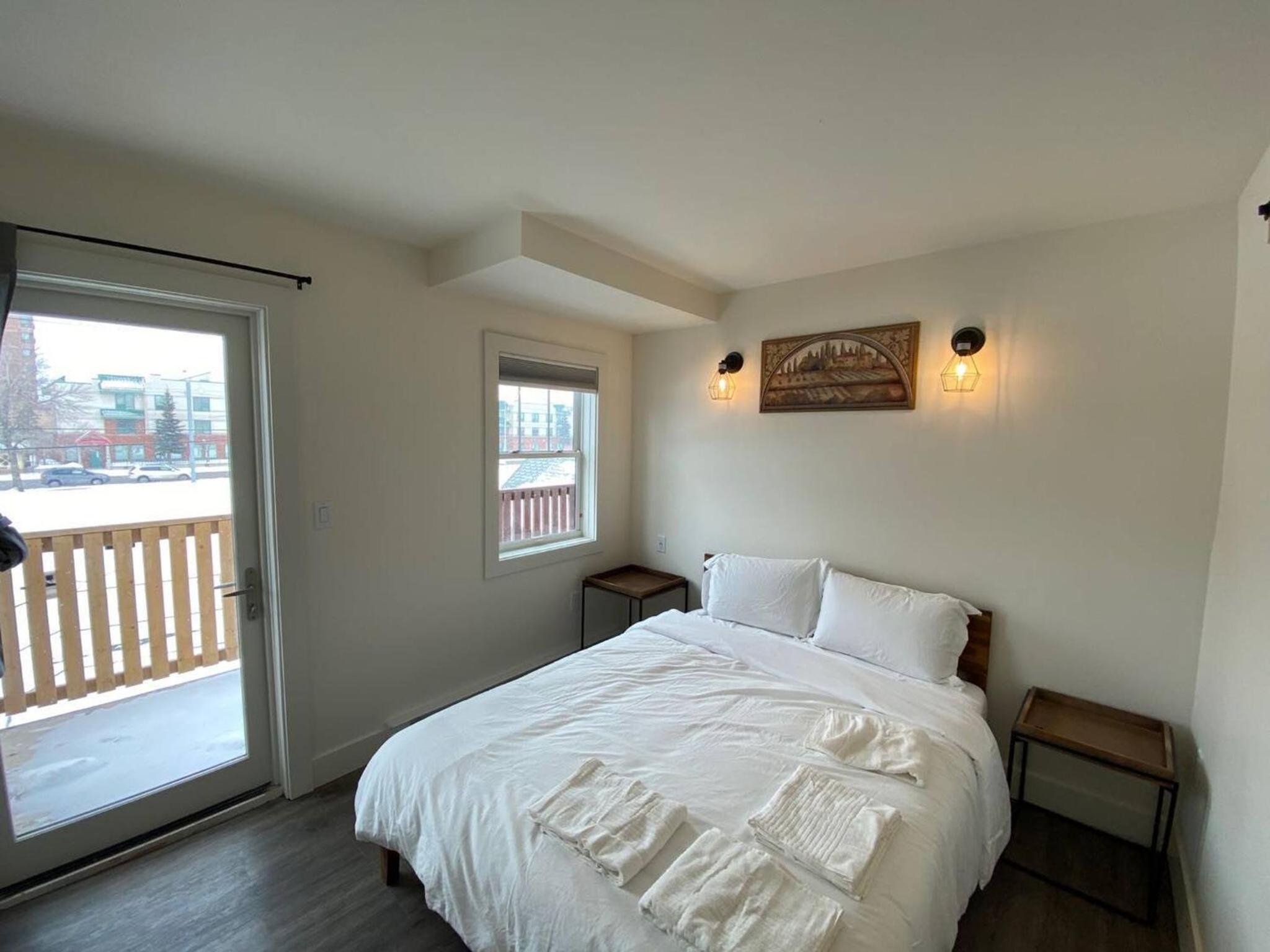 Lovely 1 Bedroom Condo with Free Parking And Balcony
